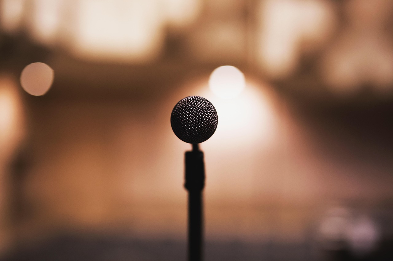 Koliko mašil uporabljaš, ko govoriš? 😄🙈 (hm… a ne… pač…)
Na Toastmasters srečanju imaš celo vlogo, ki to šteje — in ravno zato napreduješ hitreje, kot misliš. ⏱️
Ker resnica je taka: rezultat ne pride od želje, ampak od treninga. 💪🔥
In Toastmasters je trening poligon za tvojo samozavest, jasnost in prepričljivost — na odru in v življenju. 🎤
Če te je strah prvega obiska, naj te pomirim:
srečanje je strukturirano in predvidljivo, kot gost/-ja pa lahko samo opazuješ 👀. Nobenega pritiska.
🎯 Odloči se. Pridi. Naredi prvi korak.
Ker sprememba se zgodi v trenutku odločitve — potem pa jo zgradiš z navado.
👉 Tule si lahko prebereš več o tem:
- https://www.toastmasters.si/blog
- https://www.toastmasters.si/post/prvič-na-toastmasters-kot-gost-kaj-pričakovati-brez-neprijetnih-presenečenj
Imamo novo spletno stran in nov blog! 🥳🌍
👉 Pridi kot gost na naslednje srečanje! 🙌💬
P.S. Napiši mi v komentar ali DM: kaj želiš izboljšati (trema 😅 / struktura 🧩 / improvizacija ⚡️ / sestanki 💼) — in ti povem, katera vloga ali del srečanja bo zate 💛
#Leadership #Vodenje #KomunikacijskeVeščine #PresentationSkills #Sestanki #OsebniRazvoj #UčinkovitaKomunikacija #KarierniRazvoj #Networking #GrowthMindset