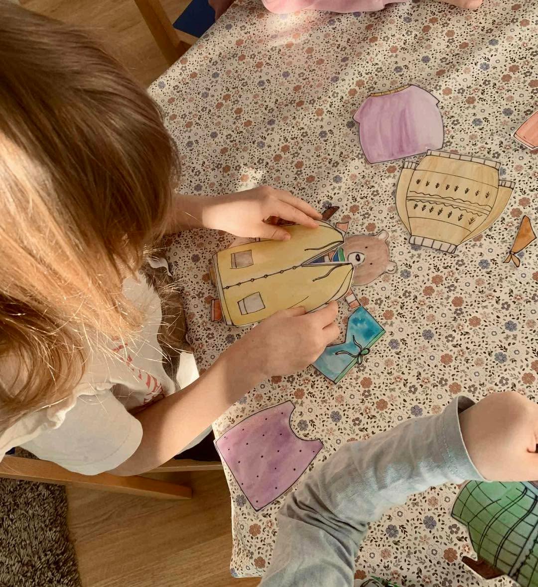 Ébredező mackó öltöztető a Tólakó csoportban 🐻🧦🩳. #babolygó #óvoda #medve #gyerekek #kindergarten