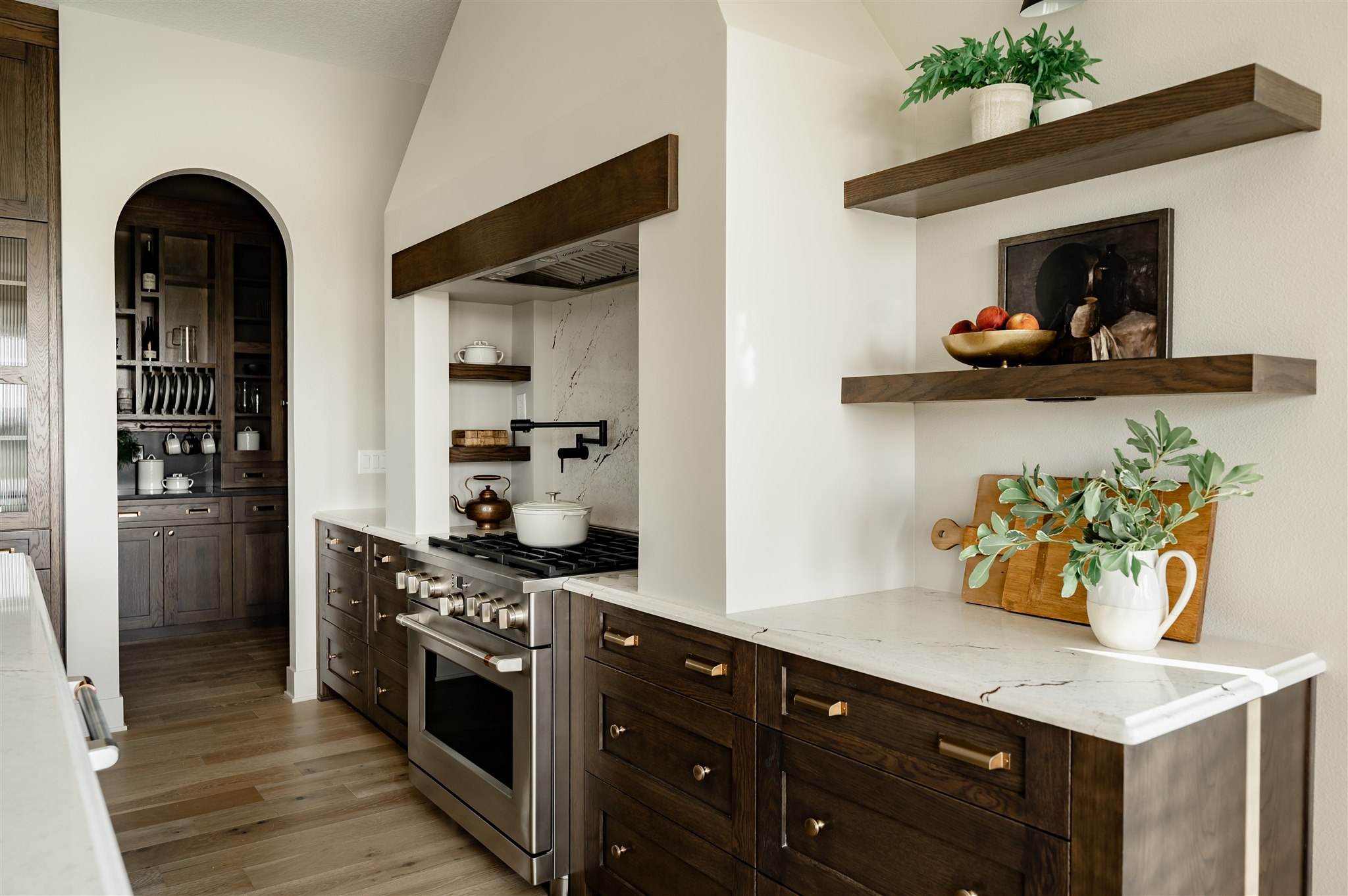 Swipe to see a peek into what our pantry dreams are made of...
#homeinspo #iowahomes #customhomebuilder #dreamhome #dynastyhomes