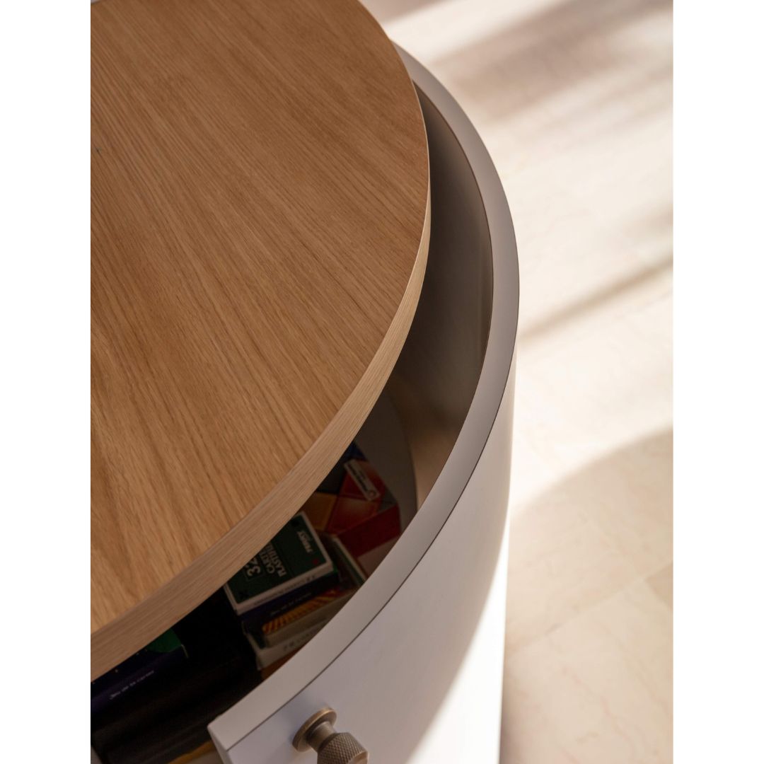 Rondeur, matières et rangements : chaque détail compte.
J’aime travailler les meubles avec plusieurs matières et jouer sur les arrondis.
Ici, les angles saillants disparaissent au profit de lignes plus douces, plus enveloppantes.
À l’intérieur, la profondeur du meuble permet d’offrir de vrais rangements, sans sacrifier l’esthétique.
Matériaux :
– placage chêne
– stratifié beige Unilin
– poignées bronze
Des choix sobres, mais précis, au service d’un meuble qui se vit autant qu’il se regarde.
Réalisation par @m2m_interieurssurmesure
Photos du projet Collection privée par @philippecharlotphotographe
#o2bdesigninterieur #architectedinterieur#architecteparis #designinterieur #meublesurmesure