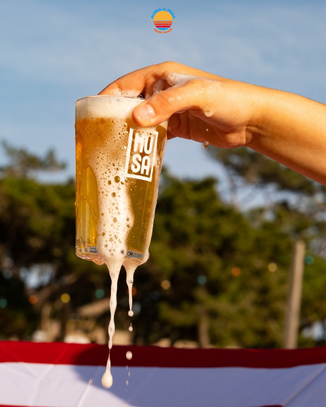 🇵🇹 Nem tudo o que vem ao copo é sol — mas há dias em que parece.
@musaaldeiadapraia está aberta. E sim, temos o teu lugar guardado.
🇬🇧 Not everything in your glass is sunshine — but some days, it feels like it.
@musaaldeiadapraia is open. And yes, your spot’s waiting.
#AldeiaDaPraia #Musa #CervejaArtesanal #BrindesDeInverno