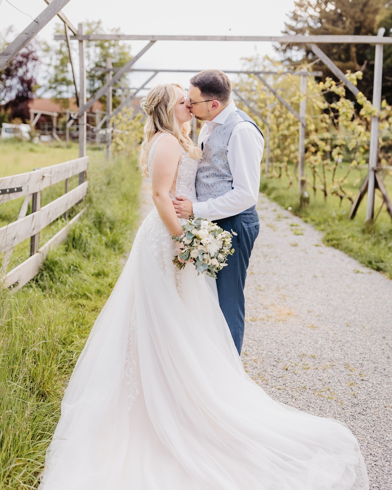 ✨ Hochzeiten lassen sich nicht einfach "vergleichen". ✨
Eine Hochzeitsreportage passt nicht in eine Preisliste.
Und sie ist auch kein Paket.
Denn es geht nicht um Stunden.
Und nicht darum, was „drin ist“.
Es geht um Verantwortung.
Um Mitdenken.
Um das Gespür für den richtigen Moment –
und darum, da zu sein, wenn er passiert.
Eine Hochzeitsreportage ist keine Leistung nach Zeit.
Sondern eine Begleitung, die euren Tag trägt
und Erinnerungen schafft, die bleiben.
Vielleicht fühlt sich genau deshalb manches hier
nicht austauschbar an.
Und vielleicht lässt es sich genau deshalb
auch nicht vergleichen. 🤍
Wenn ihr euch genau so an eure Hochzeit erinnern möchtet,
schreibt mir. ✨