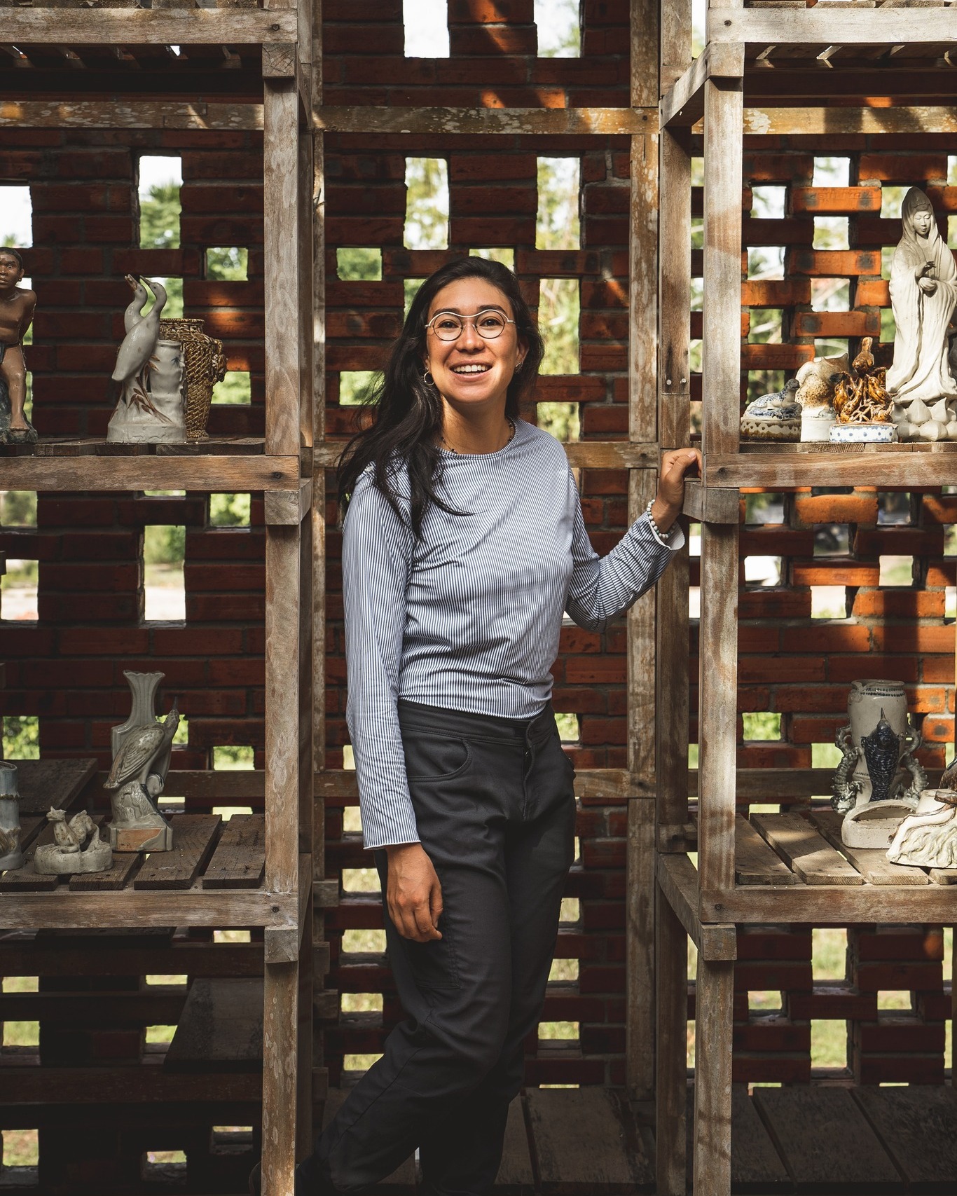 My 10 words from Vietnam
Nearly four months in Vietnam, a little over 3,000 km pedaled from South to North. And what I loved the most was to chat with Vietnamese people. But no, I didn’t learn Vietnamese. Like a baby melting into a new soundscape, I listened, repeated regional accents by mimicry, and carved my own path through the six tones of this monosyllabic language…
From these countless conversations, day after day, evening after evening, these are the 10 words I’ll keep:
Cà phê đen, muối, võng (black coffee, salt, hammock): a country where coffee exists in endless variations!
Anh, chị, em (older brother, older sister, younger brother/sister): no personal pronouns here — Vietnamese people are one big family. Everyone is a brother, a sister, an aunt, an uncle…
Bạn bè (friend): how open and deeply kind Vietnamese people are. I arrived knowing no one; I leave with many new friends.
Ăn cơm (eat rice): since rice is always on the table in one form or another, “ăn cơm” simply means “to eat.”
Một chút (a little): always a bit of everything (sugar, understanding of Vietnamese…).
Ở đâu? (where?): because I’m often lost.
An toàn (safe): one of the countries where I felt the safest — and the only place where locals themselves kept saying it: Việt Nam an toàn (“Vietnam is safe”)! Safe… except for the sun, so people dress me like a Vietnamese woman (slightly less safe when the outfit gets caught in my bike spokes…).
Nhà rông, nhà sàn (communal house, stilt house): the most beautiful traditional houses I’ve seen that are still built and lived in.
Đi về nhà (go home): even though I had never been there before, Vietnam felt like home — like the feeling of going back home.
Hẹn gặp lại (see you again): goodbye, with the intention of meeting again soon.