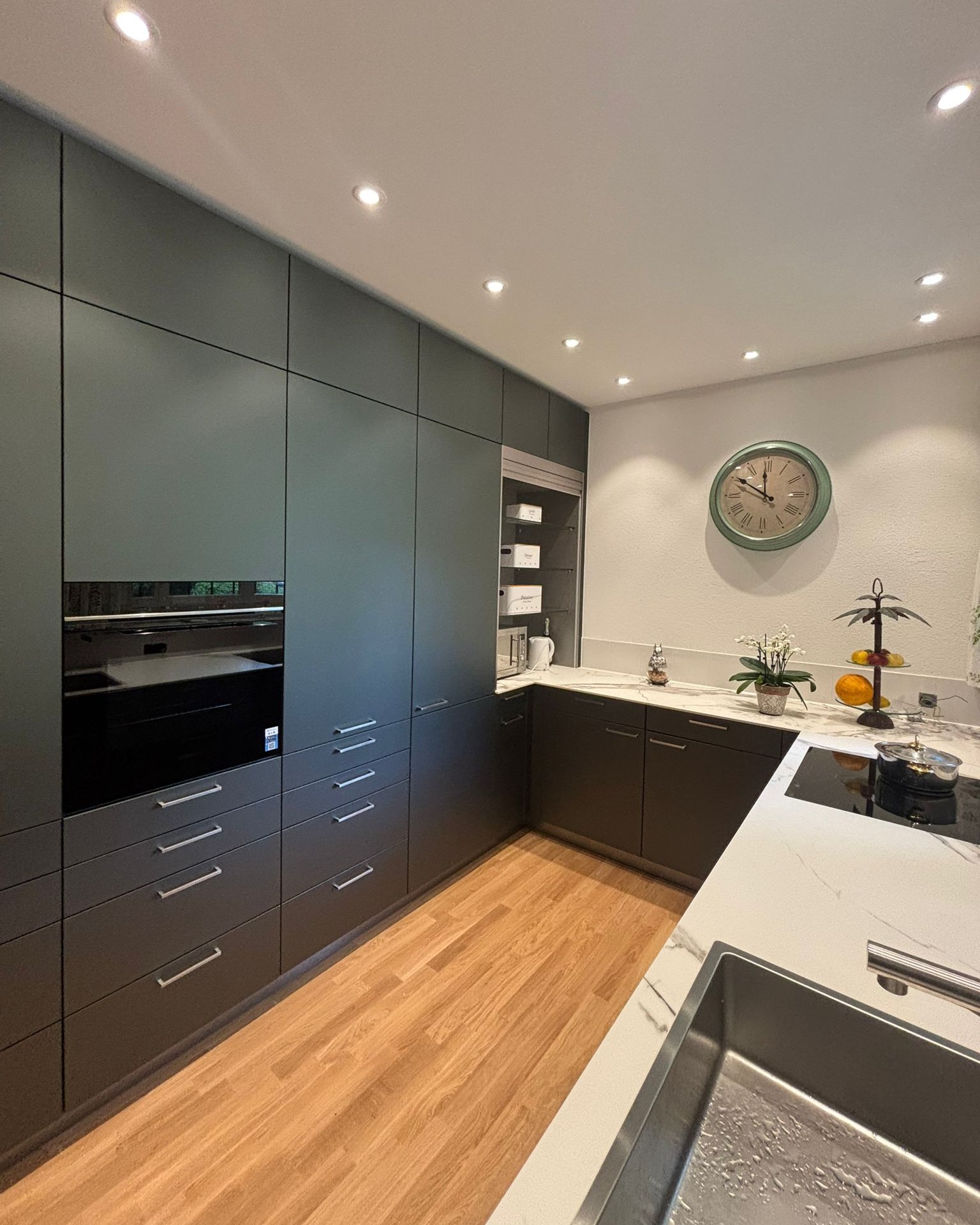 Zeitloses Design trifft moderne Funktionalität 🌿
Aus einer in die Jahre gekommenen Küche entstand eine stilvolle Lösung, individuell auf die Eigentümer abgestimmt.
#Küchenumbau #küchemitstiel
@peterernatursteine @siemenshomech @kobler_baumanagement @haecker_kuechen