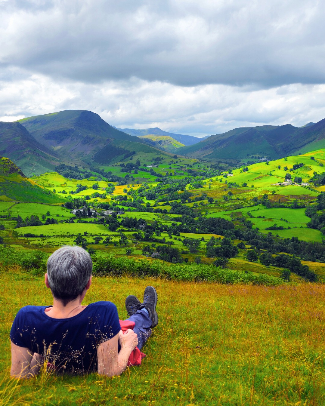 🌿 La campagna inglese è meravigliosa ovunque — dalle valli dello Yorkshire alle colline dei South Downs, ogni angolo custodisce storie, atmosfere ed emozioni che ti entrano dentro e restano impresse nel cuore.
🌳 Anche qui però ci sono posti che brillano più degli altri, luoghi dove la magia della campagna inglese si manifesta in tutta la sua intensità.
🌻Per questo nasce “Meraviglie della Campagna Inglese”: una serie di quattro video dedicati ai luoghi che rappresentano l’essenza più autentica dell’Inghilterra rurale.
☀️ Quattro identità diverse, due al nord e due al sud, quattro emozioni uniche.
✨ Il primo video arriverà questa sera alle 21 (ora italiana): vi porterò nel Lake District, il parco nazionale più grande ed emozionante di tutta l’Inghilterra. Un posto che amo profondamente e che ha davvero il potere di toccare l’anima.
👉 E voi? Qual è la vostra zona preferita della campagna inglese?
#passionecampagnainglese #lakedistrict #lakedistrictnationalpark #parconazionaledellakedistrict #natura #paesaggi #grasmere #windermere #keswick #ambleside #derwentwater #buttermere #scafellpike #helvellyn #blencathra #skiddaw #catbells #buttermere #campagnainglese #campagna #vacanze #vacanzeininghilterra #parconazionale #laghi=