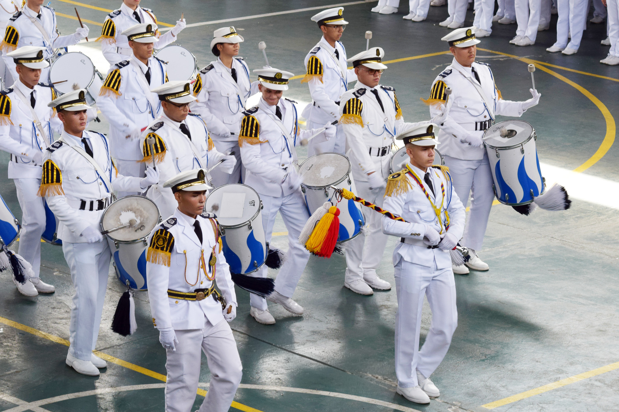 Nuestros cadetes de 9no. EGB a 3ro. de Bachillerato participaron en la Revista Naval, demostrando su sólida preparación naval, disciplina y coordinación.
La presentación del Pelotón Comando, junto a los ejercicios de calistenia y desplazamiento, evidenció el compromiso, la constancia y el alto nivel formativo que caracteriza a nuestra institución.
Extendemos un agradecimiento especial a nuestros distinguidos invitados de las Fuerzas Armadas, quienes nos acompañaron en este importante evento, fortaleciendo el espíritu cívico y los valores que promovemos en nuestros cadetes.
⚓ Formación que forja carácter, liderazgo y trabajo en equipo.