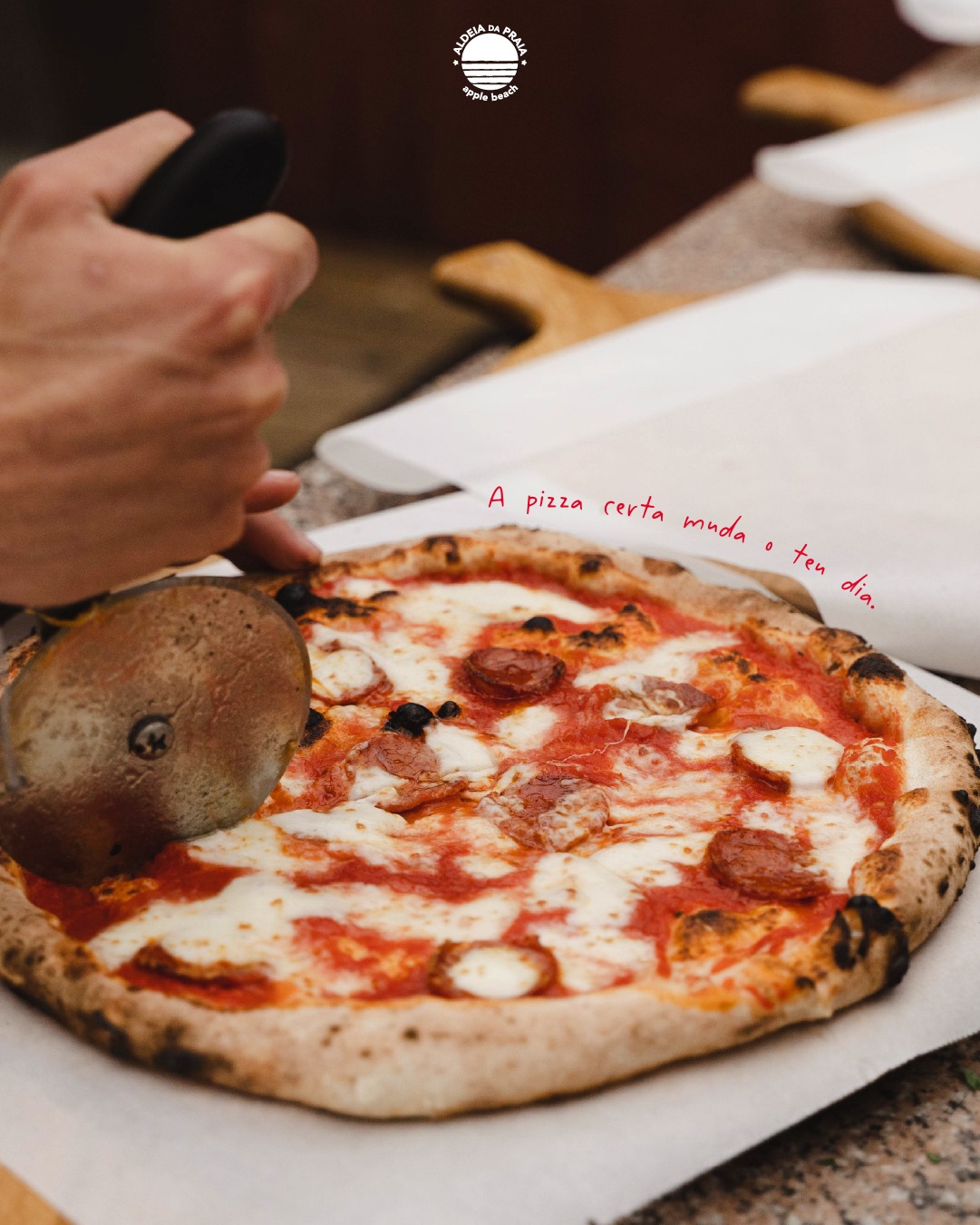 🇵🇹 Recomeçar a semana com uma fatia de @ama.pizzeria é uma daquelas decisões certas.
Crocante por fora. Derrete por dentro. Como deve ser.
🇬🇧 Starting the week with a slice from @ama.pizzeria ? Always the right call.
Crunchy outside. Melts inside. Just right.
#AldeiaDaPraia #AmaPizzeria #Pizza #SintraFoodie