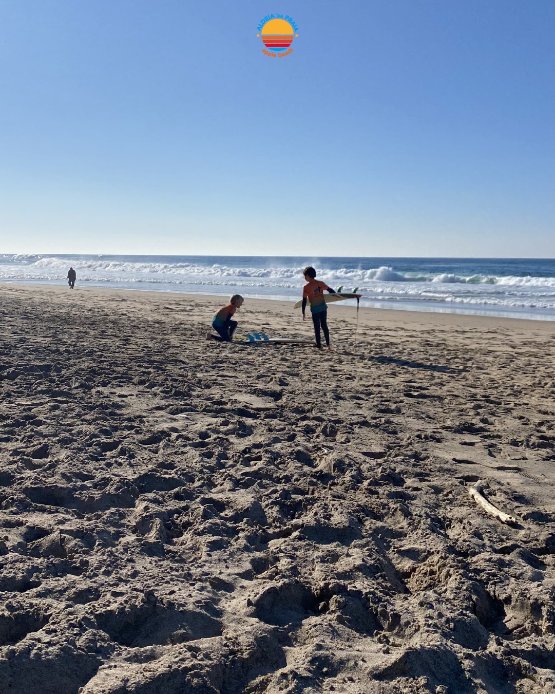 🇵🇹 Na Aldeia, não importa se és pró ou principiante.
O mar está ali — e o @oasissintrasurf trata do resto.
🇬🇧 Pro or beginner — doesn’t matter at Aldeia.
The ocean is there, and @oasissintrasurf handles the rest.
#AldeiaDaPraia #OasisSurf #SurfEmSintra #VibeSalgada