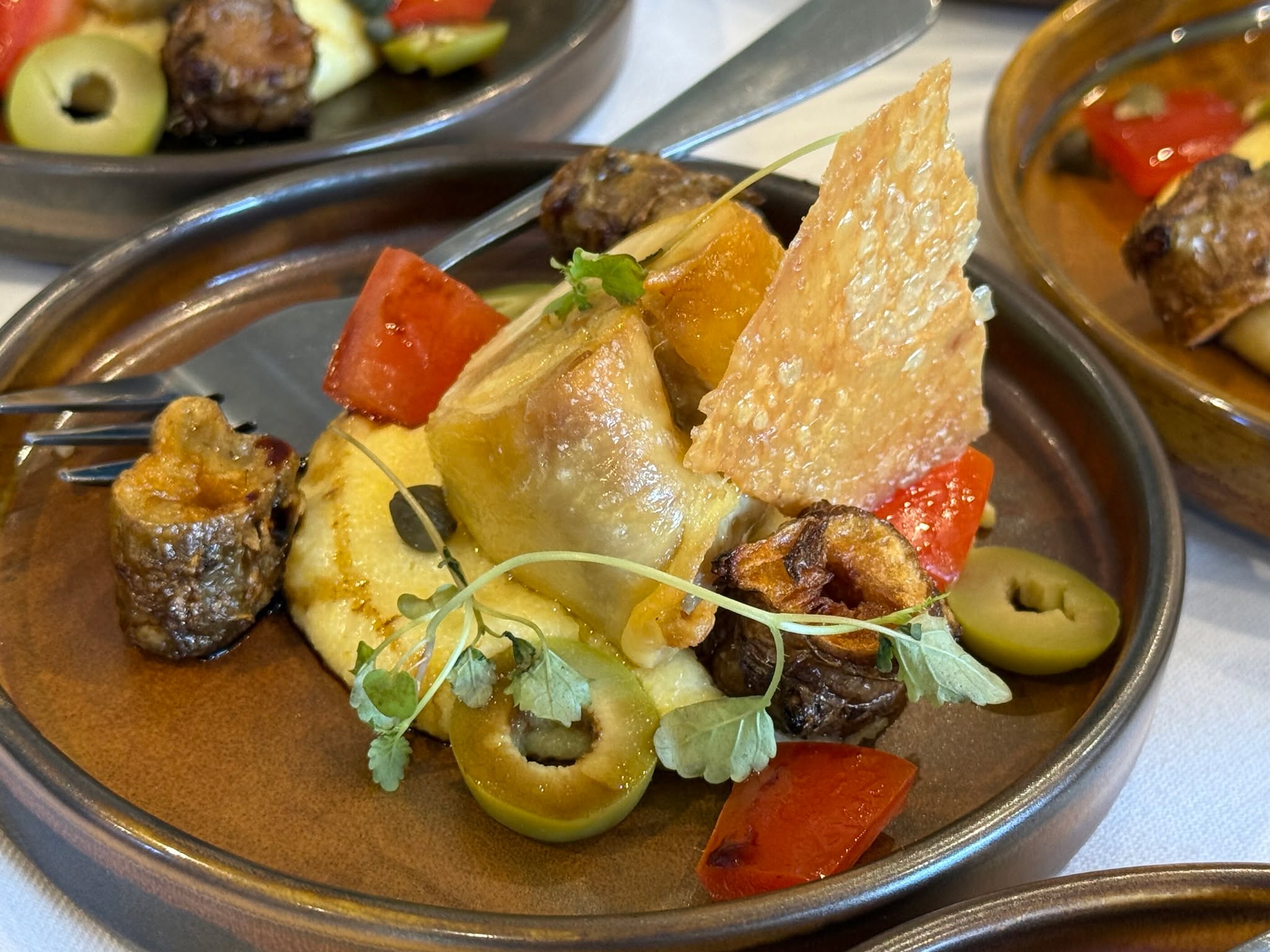 I do love bowl food events! I love the diversity of the menu. These dishes for instance, Slow cooked chicken, parmesan polenta, artichokes, olives & tomatoes screams medetaranian where as the other dish, cottage pie, mash & dried onion crunch is simply heart warming and delicious. Lets face it, it's the only menu I would get away with having cottage pie on!
#privatechef #local #wedding #oxfordshire #luxury #finedining #bowlfood #passion #dinner #reading #bespoke #party #caterer #buffet