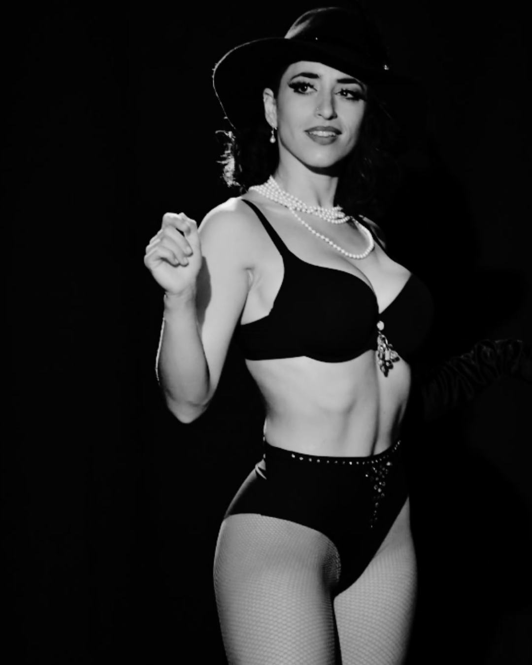 🎭 DEUX FORMATRICES, UNE PASSION COMMUNE : LA COMÉDIE MUSICALE
Chez IDEALS Théâtre, nous avons la chance de compter sur deux expertes pour notre stage de comédie musicale :
🌟 Samantha Grassian – Franco-américaine, formée au Hunter College de New York et aux Ateliers du Sapajou à Paris, elle allie chant lyrique et improvisation pour vous aider à libérer votre voix et votre présence scénique.
🌟 Agathe Kébir – Formée à LASSAAD (Bruxelles) et à l’Institut National du Music-Hall, elle vous guidera dans le mouvement, le jeu théâtral et la création collective.
Ensemble, elles forment un duo complémentaire pour vous accompagner vers une performance artistique inoubliable.
Prochaine formation en Mars à Bordeaux.
www.idealstheatre.org
#ComédieMusicale #FormationArtistique #Théâtre #Bordeaux #IDEALSThéâtre