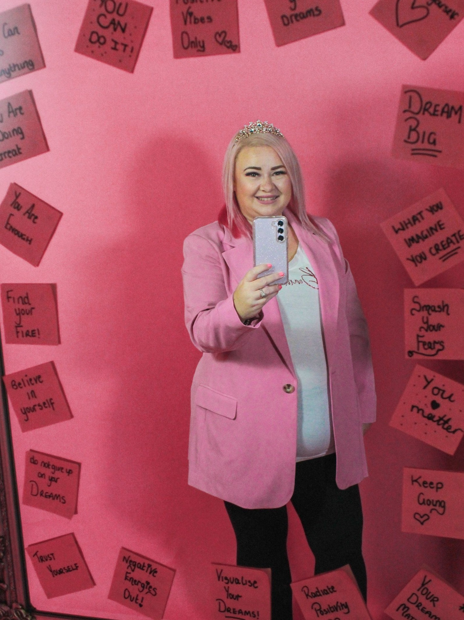 Manifesting is like a mirror.... 🪞
What you put out into the world reflects back to you... 🩷
So when you are trying to manifest your vision board dreams...
LOOK OUT for what you are saying and doing which will reflect back to you!!
Have a fabulous Monday
🩷👑🩷