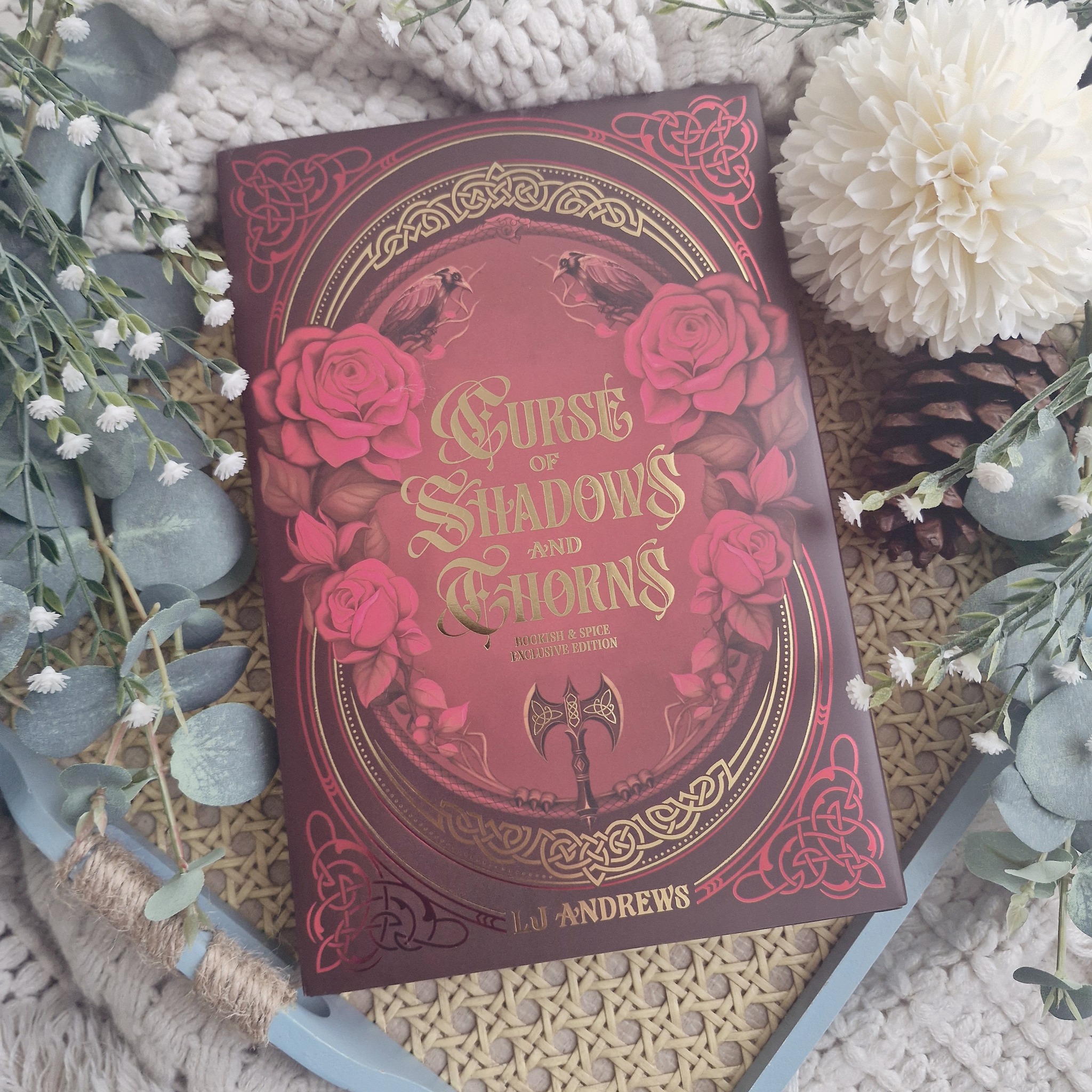 How pretty is this @bookishandspice.au edition of Curse of Shadows and Thorns 😍
#readingwritingdaydreaming #bookstagram #bookish #bookworm #bookdragon #instabook #igreads #instabook #booksbooksbooks #booksofinstagram #readersofinstagram #read #reading #beautifulbooks #prettybooks #fantasyromance #fantasybooks