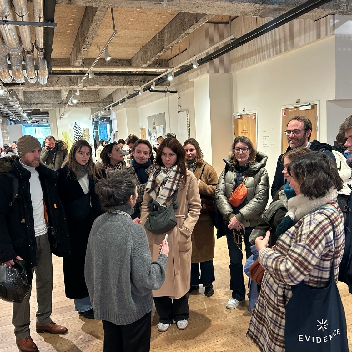 Pour bien commencer l’année 2026, journée séminaire hier pour tout le @cabinet.evidence. Un grand merci à l'@ifmparis et Xavier Romatet, son Directeur Général pour l’accueil et la visite de l’une des plus prestigieuses école dédiée aux métiers de la création (en pleine Fashion week). Nous avons également eu la chance de visiter les locaux du groupe @lemondefr grâce à Gilles Van Kote, une plongée dans la rédaction du saint des saints des médias français… avant de finir en beauté le long de la Seine sur le @offparisseine ! Une véritable CityEx pour découvrir le quartier Austerlitz en pleine transformation !
@misterbyron @trucsquimarchent