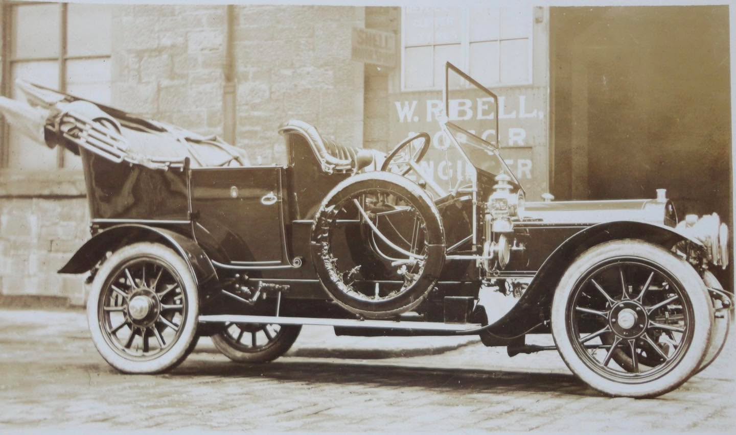 🚗🏭 Did you know Dundee once built its own car?
The Werbell was a short-lived but fascinating motor car manufactured right here in Dundee in the early 20th century.
Built by the Werbell Motor Car Company, it’s a reminder that the city’s engineering story goes far beyond jute, jam and journalism.
While the Werbell never went into large-scale production, it represents a bold moment when Dundee was experimenting with new industries and technologies – including the rapidly emerging world of motoring.
You can spot a scale model of the Werbell in the museum, a small but mighty link to a time when Dundee briefly joined the race to build Britain’s next great car.