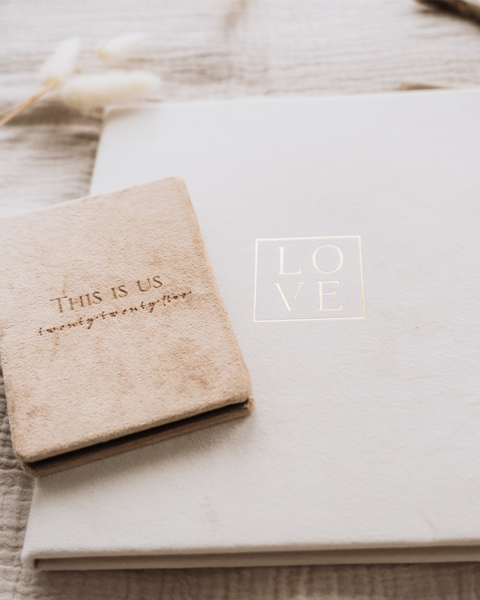 ✨
Mama,
wie viele eurer schönsten Momente liegen gerade auf deinem Handy?
Zwischen Alltag, Terminen und dem Wunsch, alles festzuhalten –
aber irgendwie fehlt die Zeit, daraus etwas Bleibendes zu machen.
Genau dafür bin ich da.
Ich stehe für Sinnlichkeit, Liebe zum Detail
und für Bilder, die sich nach Nähe, Fürsorge und echter Verbundenheit anfühlen.
Februar-Aktion für dich ✨
5 % Rabatt auf meine hochwertigen Fotoprodukte
📦 Sammelbestellung Ende Februar
Du hattest bereits ein Shooting bei mir
und wolltest schon so lange etwas aus euren Bildern machen?
Lass es mich für dich übernehmen.
Ich begleite dich bei der Auswahl, gestalte alles liebevoll,
achte auf hochwertige & nachhaltige Produkte
und verpacke eure Erinnerungen zeitlos und mit Gefühl.
Du sparst Zeit.
Und bekommst Erinnerungen für dich und euch als Familie–
oder zum Verschenken an die Menschen, die dein Herz füllen. 🤍
Erinnerungen, die bleiben. Nicht nur auf dem Handy.
Schreibe mir gern: 01785184901 oder besuche www.vom-licht-gekuesst.de
FAMILIENSHOOTING
BABYBAUCH
MOMTOBE
GESCHWISTERLIEBE
#Fotoaktion #Fotobuch #nPhoto #minileporello #Newbornfotografie #familienmoment #erinnerungen