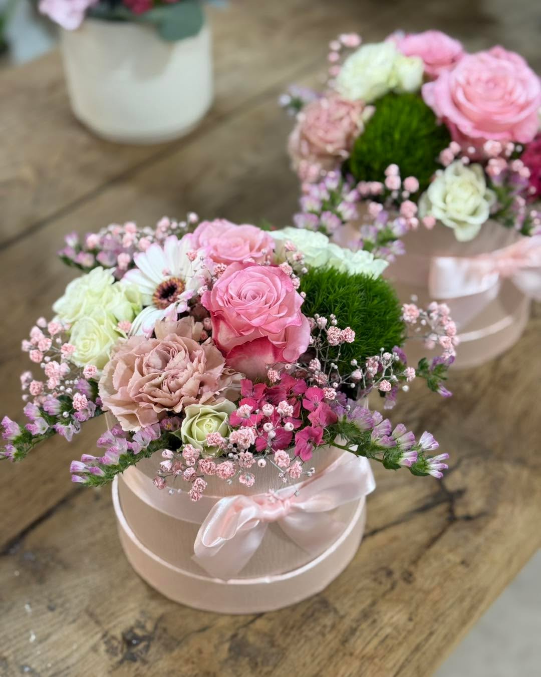 Je suis de retour 🌸
Le magasin rouvre enfin ses portes, et pour l’occasion j’ai préparé de jolies compositions pastel 💕
Également plein de jolies fleurs, arrivées tout droit de Rungis.
Hâte de vous retrouver !
Belle journée à tous ✨