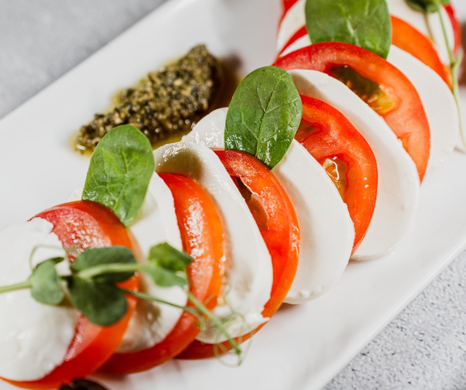 Friss mozzarella és lédús paradicsom tökéletes rétegekben, egy csipet bazsalikommal és illatos pestóval kiegészítve – ez a Mozzarella „Napoleon”, a letisztult olasz ízek ünnepe. 🧀🍅 Egyszerű, friss és ellenállhatatlan – pont, ahogy az olasz konyhát szeretjük. 🤩
📍 1053 Budapest, Vámház Krt 6.
🕒 Hétfő–Vasárnap: 12:00-23:00
☎️ +36 (1) 411 1750
📧 info@steak.hu
👉 https://www.steak.hu/
#pampasbudapest #steakhouse