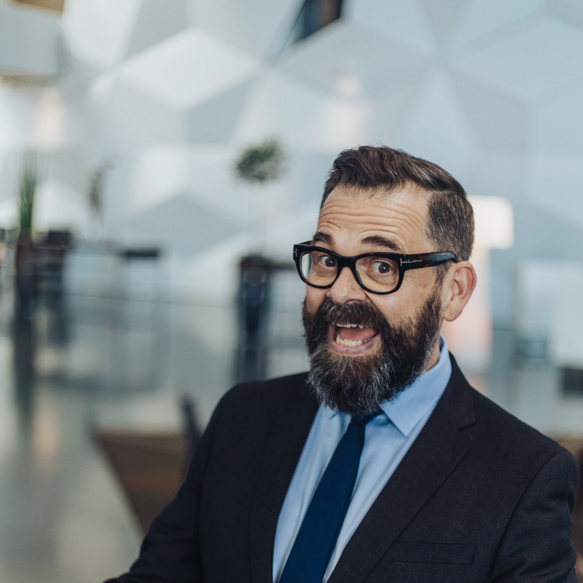 🥳Klaus Sonstad skal lede oss gjennom konferansen Næringsløftet 5. februar.
🎙Kjent fra Are og Odin på radio, TV og teaterscenen. Kort og godt en multikunstner. Vi gleder oss til å bli bedre kjent, og kanskje få Sonstads skråblikk på hvordan han opplever Midtre Gauldal.
🗓Det nærmer seg siste frist for å melde seg på årets viktigste treffpunkt for næringslivet.
🫵Meld deg på nå på spirher.no