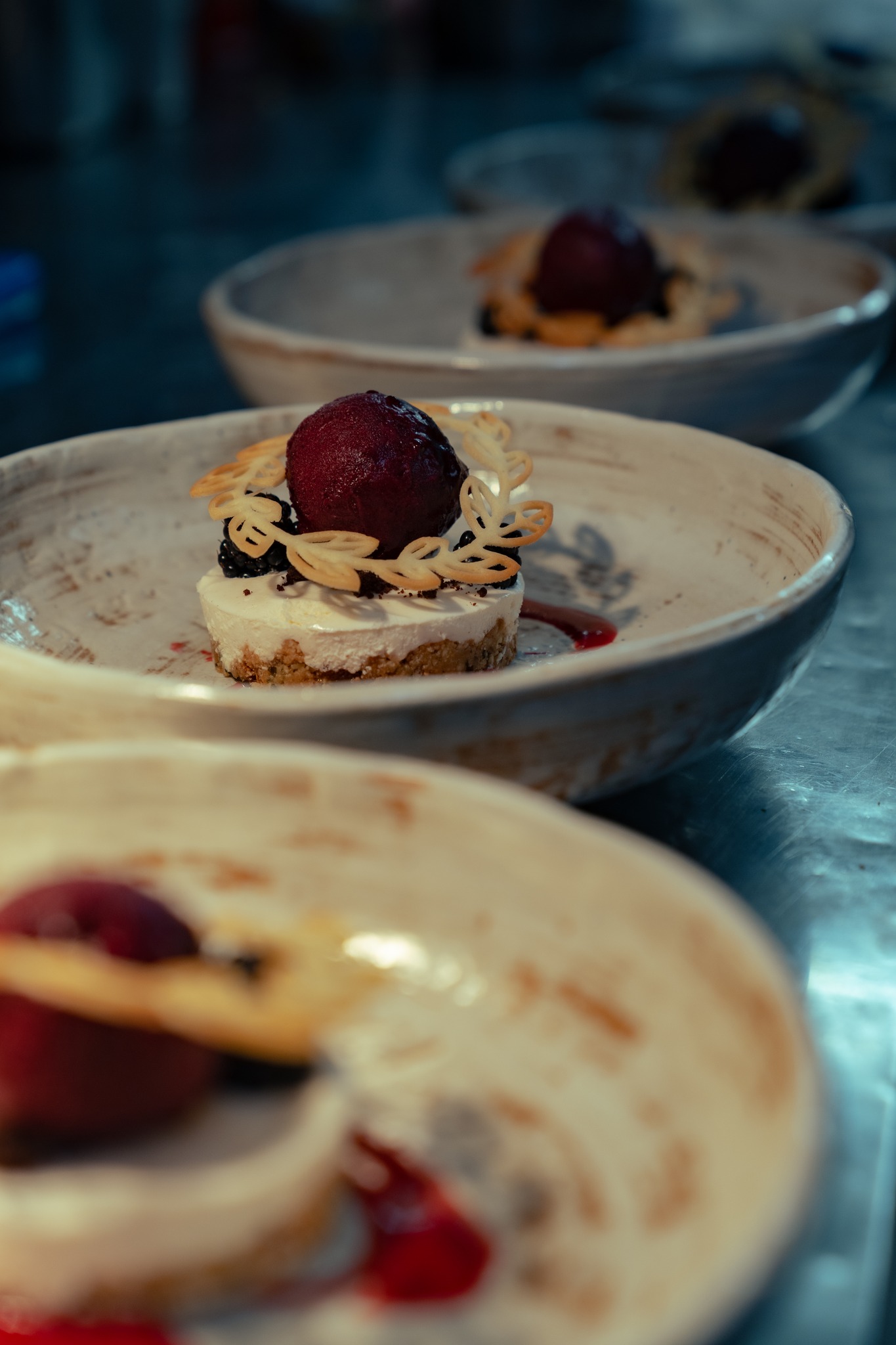 Es ist dieser leise Moment zwischen Ankommen und Bleiben, wenn Gespräche langsam tiefer werden, Gläser sich füllen und der Abend ganz ohne Eile seinen eigenen Rhythmus findet.
Bei ef16 geht es nicht darum, wie lange man bleibt, sondern wie sehr man im Moment ist.
#ViennaEats #restaurantvienna #viennafoodie #EF16Vienna #weinbar #gartenlokal #ViennaFoodie #Leidenschaft