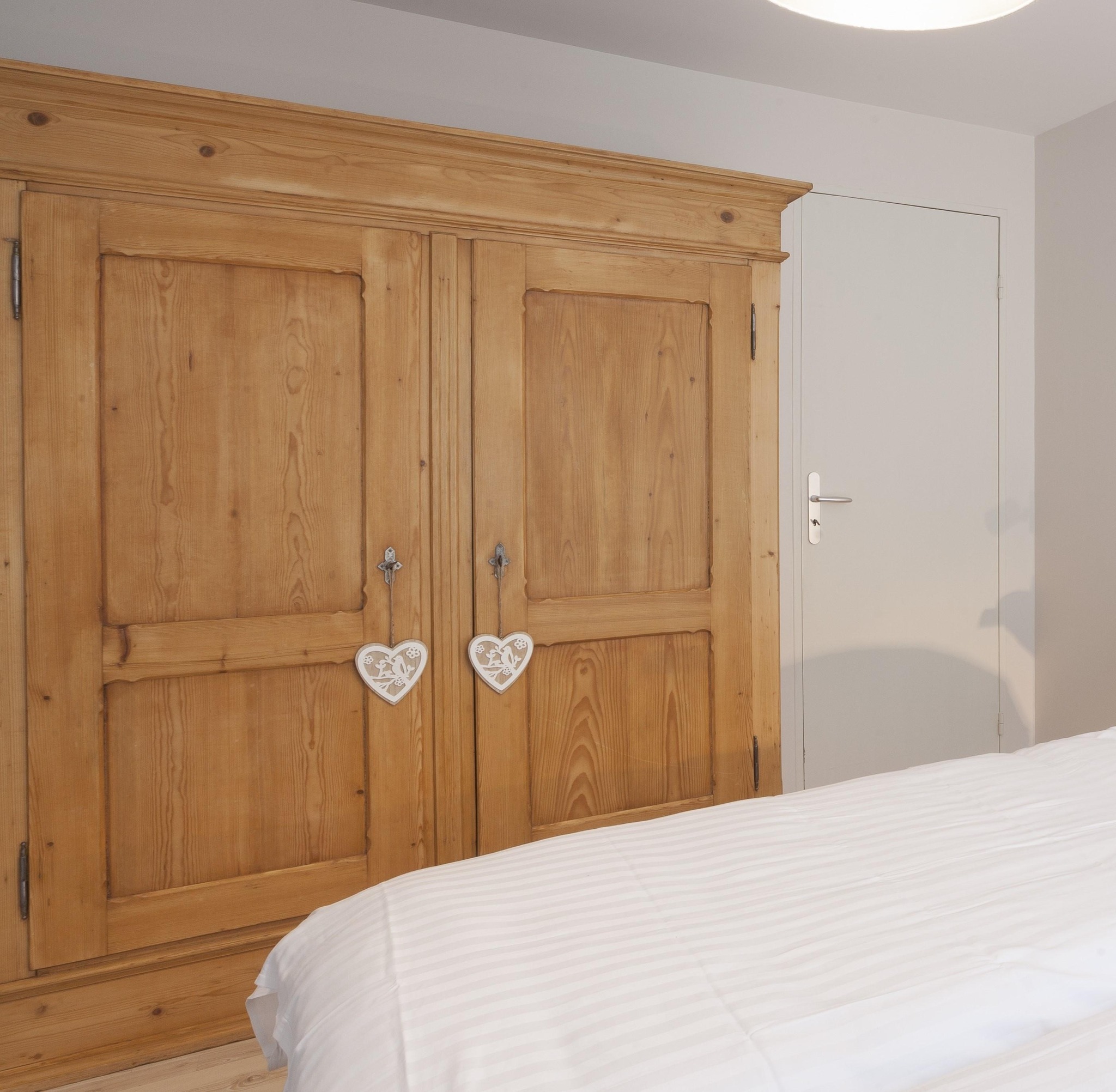 Les cœurs d'Alsace battent au rythme des traditions et de l'amour pour notre belle région ❤️✨ Entre vignes, maisons à colombages, et spécialités gourmandes, chaque coin est une invitation à découvrir un patrimoine riche et chaleureux. Venez partager ce cœur avec nous ! 🥂 #gites #coeur #love #holiday #familytrip