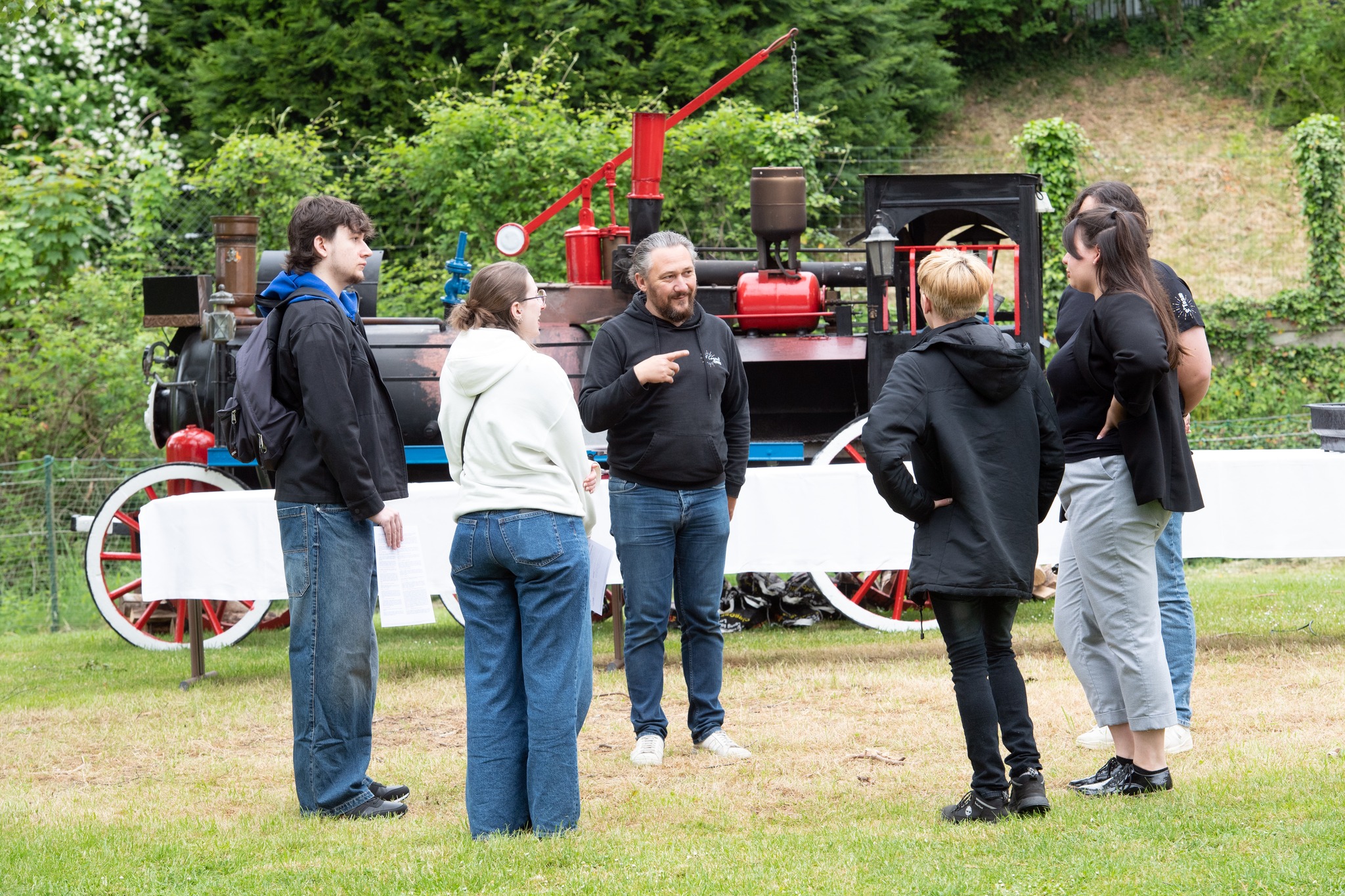 Sur le papier, organiser un Ă©vĂ©nement semble simple. Dans la rĂ©alitĂ©, cela veut dire enchaĂźner les choix, comparer des dizaines de devis, coordonner des prestataires qui ne se connaissent pas entre eux et gĂ©rer les imprĂ©vus de derniĂšre minute⊠pendant que votre charge mentale, elle, ne cesse dâaugmenter.
Vous voulez un Ă©vĂ©nement Ă©lĂ©gant, fluide, qui reflĂšte votre image. Mais entre votre activitĂ©, vos Ă©quipes et vos autres prioritĂ©s, difficile dâavoir le temps â et le recul â pour tout piloter efficacement.
Câest justement lĂ que SâConsult Events intervient.
Vous ne faites pas appel Ă âquelquâun qui rĂ©serve des prestatairesâ, mais Ă un organisateur qui analyse vos objectifs, votre public et vos contraintes pour construire un Ă©vĂ©nement cohĂ©rent de A Ă Z.
ConcrĂštement, cela veut dire :
â choisir les animations vraiment adaptĂ©es Ă votre cible (pas juste âce qui est Ă la modeâ)
â sĂ©lectionner des prestataires fiables, au bon niveau de qualitĂ© et de budget
â anticiper les contraintes techniques du lieu avant quâelles ne deviennent des problĂšmes
â crĂ©er un vrai rythme dans votre soirĂ©e pour Ă©viter les temps morts
â gĂ©rer la logistique et la coordination le jour J pour que vous puissiez profiter, accueillir et Ă©changer sereinement
RĂ©sultat : moins de stress pour vous, des dĂ©cisions plus justes, et un Ă©vĂ©nement qui ne se contente pas dâĂȘtre âbien organisĂ©â, mais qui laisse un vrai souvenir Ă vos invitĂ©s.
#ardennes #sconsultevents #eventplanner #coordinateurdevénements #evenementiel