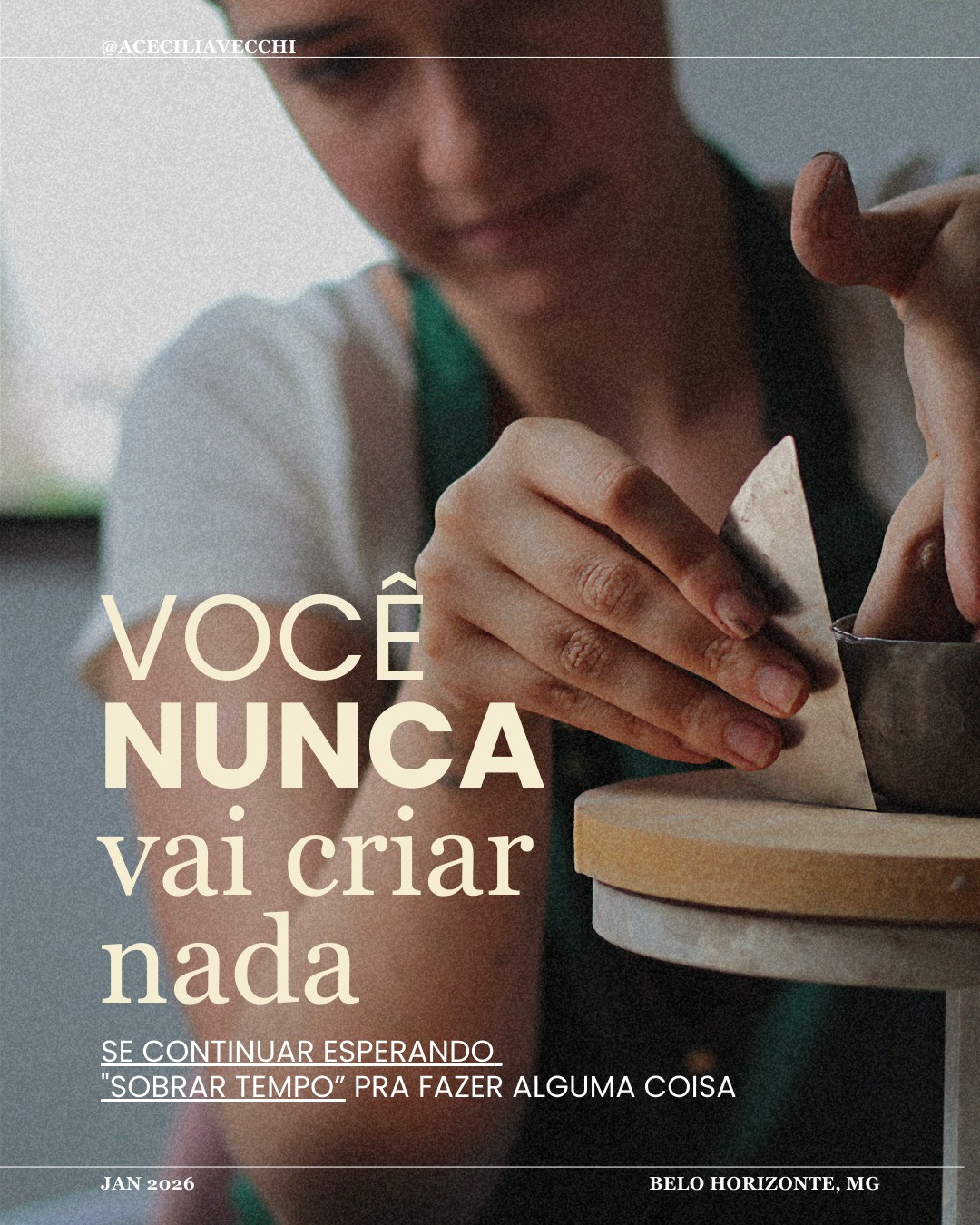 A maior mentira que a gente conta pra si mesma é:
“quando eu tiver mais tempo, eu começo a ser mais criativa.”
O tempo não aparece do nada.
Ele é dividido, separado, priorizado - pra tudo na vida.
Então exercitar a criatividade não é algo que acontece no intervalo da vida —
é algo que precisa caber nela.
Pode não ser todo dia, pode não ser da forma ideal que você gostaria...
Mas de forma real.
🌿
Eu acredito que a criatividade não é uma utopia distante.
Ela é um processo, um exercício que precisa ser sustentado e protegido ao longo do tempo.
Salva esse post, pra lembrar sempre de proteger o seu "tempo de criar" algo com as mãos!