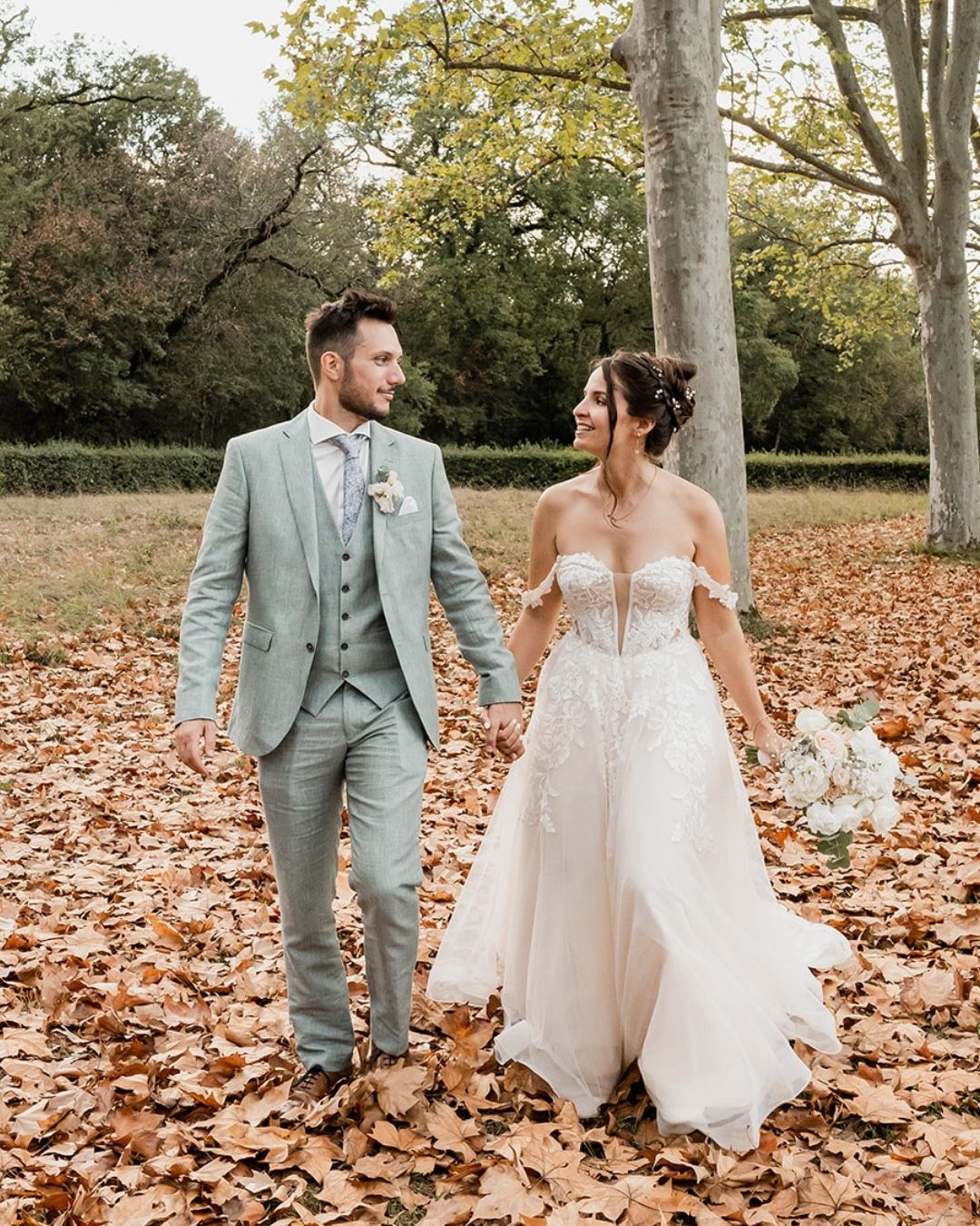 Aujourd’hui j’avais envie de vous partager un peu de cette ambiance de folie que l’on peut retrouver quand on est avec ces proches !
C’est vraiment ça la magie du mariage je trouve : être là, à un instant T, entouré des personnes qui comptent le plus. Et puis célébrer !
—
Céline Brochado · photographe mariage à Toulouse
#photographemariagetoulouse #photographemariage #mariéetoulouse
—
Lieu : @domainederochemontes
Fleuriste : @poppy.et.daisy
Traiteur : @unchefdansvotrecuisinetraiteur
DJ : @nico_wax_dj
Groupe de musique : Mokko
Maquillage : @latelierbellezen
Coiffure : @liliyancoiffurepro
Robe : @marieedusud