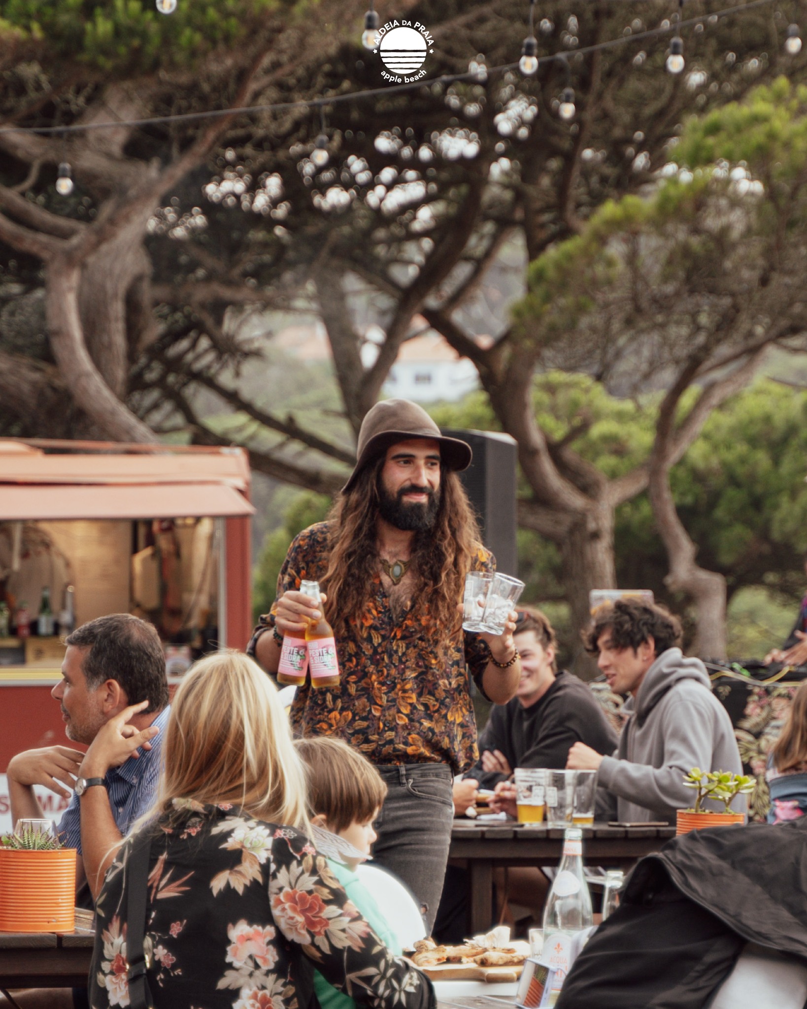 🇵🇹 Se te perguntarem onde estás, diz “A brindar na Aldeia.”
🇬🇧 If they ask where you are, say “Toasting at Aldeia.”
#Aldeiadapraia #StayAtAldeia #AlojamentoLisboa