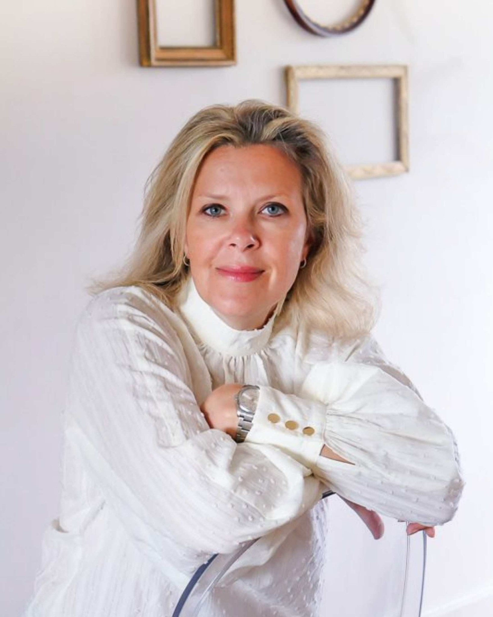 La team de Boulogne vient de s'agrandir avec l'expertise de Delphine Duhaïen.
Elle rejoint Évoléoz pour vous proposer des séances de coaching, de thérapie et d'accompagnement cancer de la femme.
👉 Son engagement : vous offrir un espace d'écoute et d’évolution unique, ajusté à votre histoire et à votre singularité.
👉 Ses objectifs :
• Aider la personne en quête de légitimité ou repositionnement personnel
• Revisiter les récits limitants
• Trouver des ressources souvent oubliées comme appui en période de transition ou de perte de sens
• Les personnes hypersensibles ou à haut potentiel, souvent prisonnières d’un discours intérieur exigeant ou culpabilisant
✅ Retrouvez cette "éclaireuse multidimensionnelle" tous les mardis chez Évoléoz Boulogne.
🗓️ + d'infos et prise de RDV sur evoleoz.fr