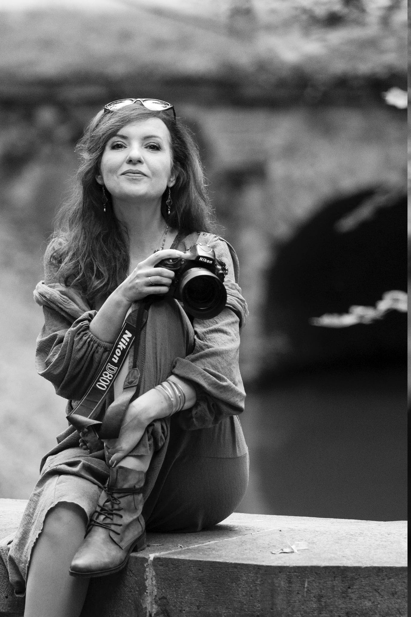 I na byznys fotce můžete vyjádřit esenci ženskosti, aniž byste si ubraly na autoritě.
Představuji fotografku, která vám na našem workshopu VYLAĎ SVŮJ STYL vykouzlí báječné fotky.
Tina Radnic
"Její styl je charakteristický jemným, malířským výrazem — měkkým světlem a citlivou prací s barvami. Fotografie pro ni nejsou jen dokumentem života, ale uměleckými obrazy, které v divákovi vyvolávají emoce a mají hodnotu i po letech."
👉 Ne každý si je sebejistý před fotografkou. I já jsem se učila stát, aby moje 3D bylo pěkné i ve 2D. Při mém prvním fotografování mě Týna dobře vedla. Dodneška její rady používám.
Toto můžete využity i vy.
🌟 Na našem workshopu vám ukáže to nejcennější: jak se postavit, kam dát ruce, jak hlavu, jak se nacítit. Umí zachytit to nejlepší z vás.
Zvu vás:
📅 10.2. 9-13h
📌 Vila Lanna
💲 2200 Kč - výhodná cena jen do 2.2.
🔗 Více info je v komentáři.
Jak na vás působí profesionální fotky, kde jsou ženy v mužských postaveních? Takové ty složené ruce na prsou...vidím to často na bilboardech u makléřů.