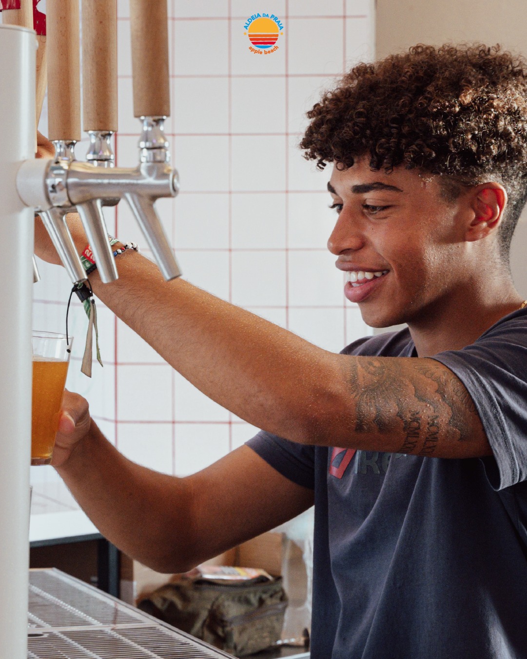 🇵🇹 Entre o frio lá fora e a boa vibe cá dentro… @musaaldeiadapraia serve copos que aquecem o fim de semana. 🍻 Passas cá?
🇬🇧 Between the cold outside and the good vibes inside… @musaaldeiadapraia serves drinks that warm up your weekend. 🍻 Dropping by?
#AldeiaDaPraia #Musa #CervejaArtesanal #BrindesDeInverno