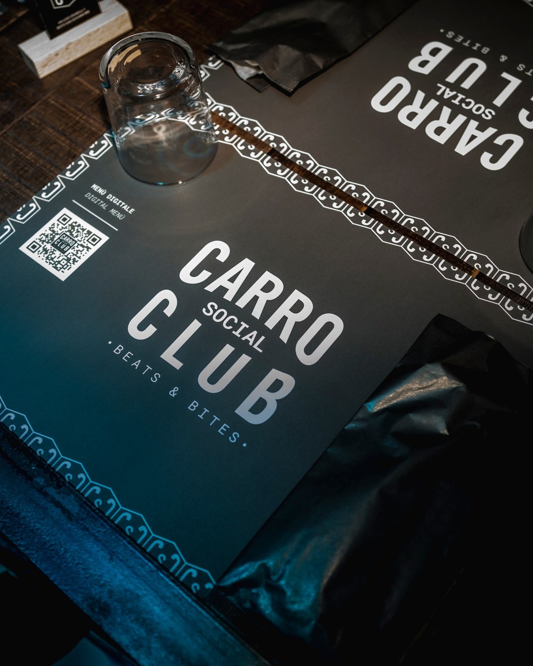 Un drink fatto come si deve, il tavolo che si allunga perché arrivano altri amici, piatti che girano, risate che si incrociano.
C’è chi resta a chiacchierare, chi si sfida in sala giochi, chi alza il bicchiere per un altro brindisi.
Carro Social Club è così: uno spazio dove ognuno trova facilmente il suo posto, o il suo modo di vivere la serata. Senza forzature, senza etichette.
Un po’ come una seconda casa.
Ed è esattamente questo a cui aspiriamo.
Perché ci sono posti dove vai solo per bere qualcosa.
Altri dove vai solo per mangiare.
E poi c’è Carro Social Club