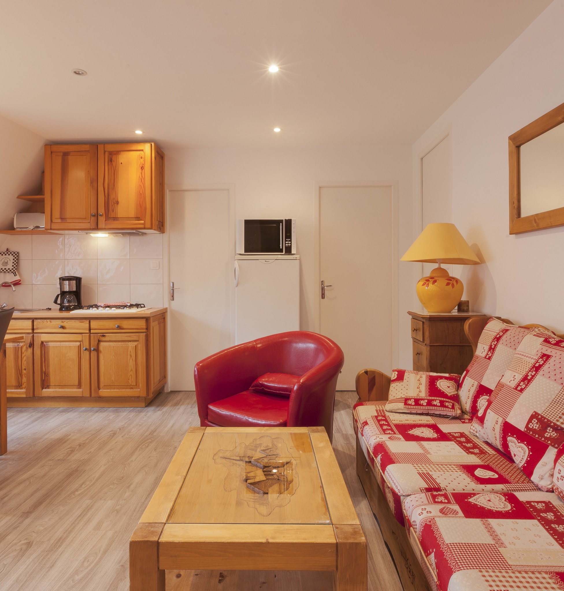 Découvrez le confort et la convivialité du gîte Céline, parfait pour 4 personnes ! 🏡✨ Idéalement situé pour explorer la région, ce havre de paix vous offre tout le confort nécessaire pour vous détendre après une journée d’aventures. Profitez de moments de sérénité et de bonheur en famille ou entre amis ! 🌟 #gites #friendstrip #escape #holiday #vacances