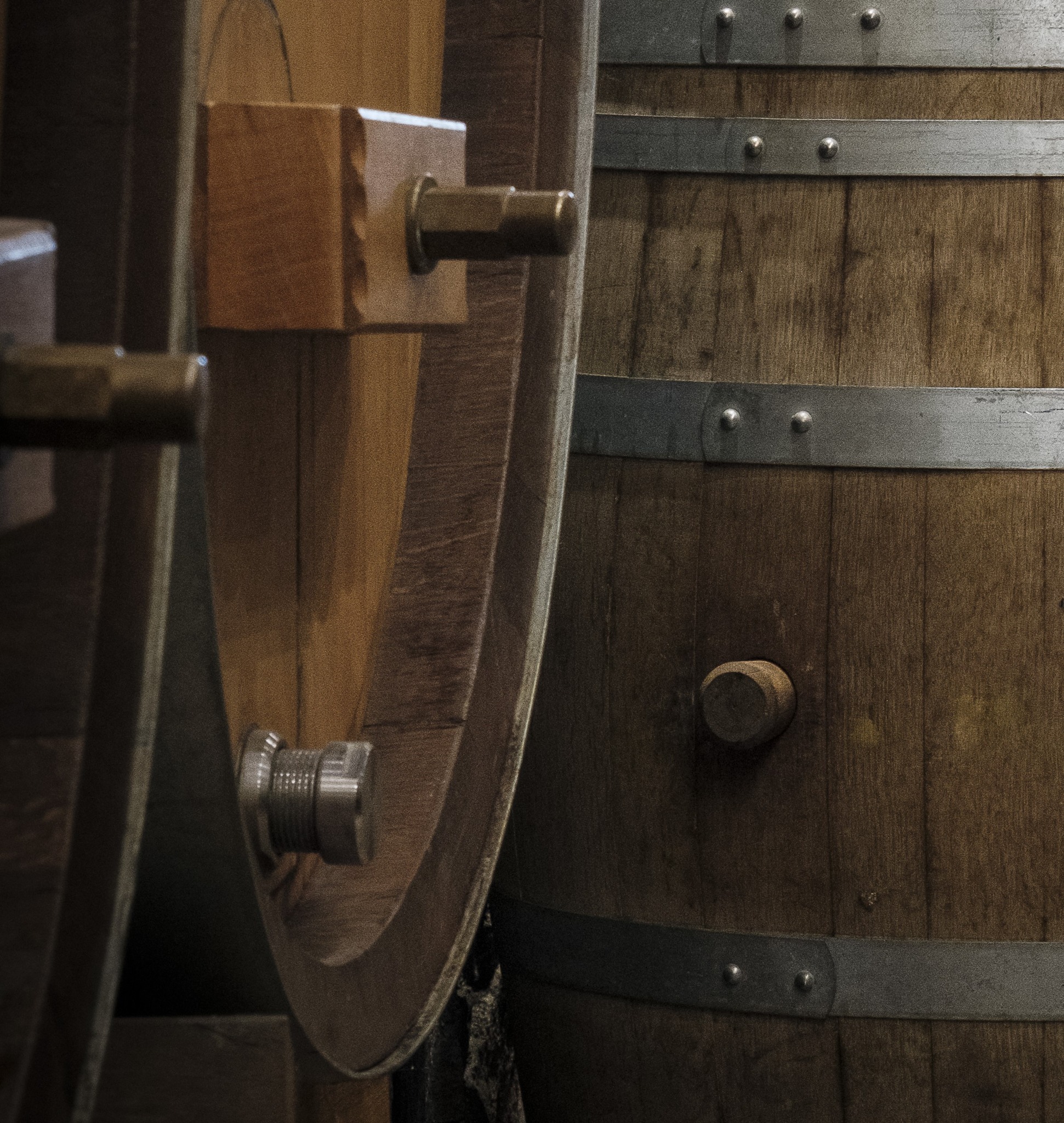 Explorez les fûts de chêne où notre Pinot Noir à l'ancienne se transforme en un vin d'exception ! 🍷🌳 Ces barriques sont le cœur du vieillissement qui révèle des arômes profonds et raffinés. Venez visiter notre cave et goûtez à la tradition qui enrichit chaque gorgée. 🥂✨ #alsace #winemaker #terroir #chêne
Photographe: Philippe Pennerat