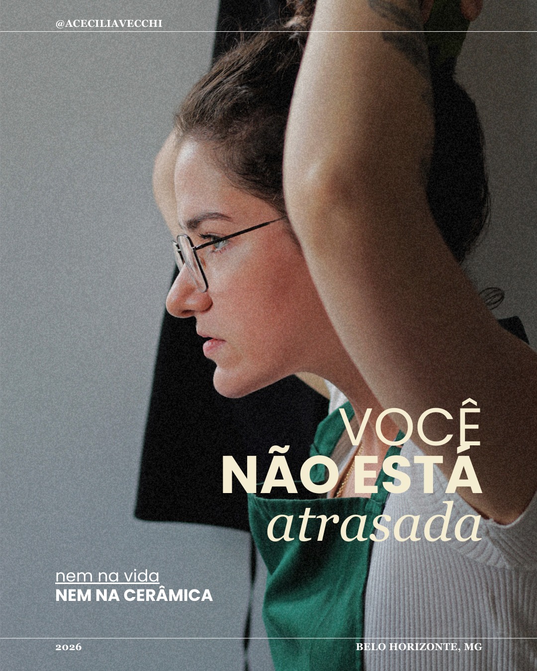 Comparar o próprio processo
é o jeito mais rápido de desacreditar dele.
Na cerâmica, nem tudo amadurece junto, mas tudo se desenvolve aos poucos.
Nosso foco transita em diferentes elementos...
Às vezes a técnica,
Às vezes o olhar,
Cada coisa no seu tempo pessoal de entender e desenvolver - e o seu tempo é diferente do tempo de outras pessoas.
Isso não é atraso.
É construção.
Envia pra aquela amiga que precisa se lembrar que o tempo não é um obstáculo - e sim uma ferramenta!