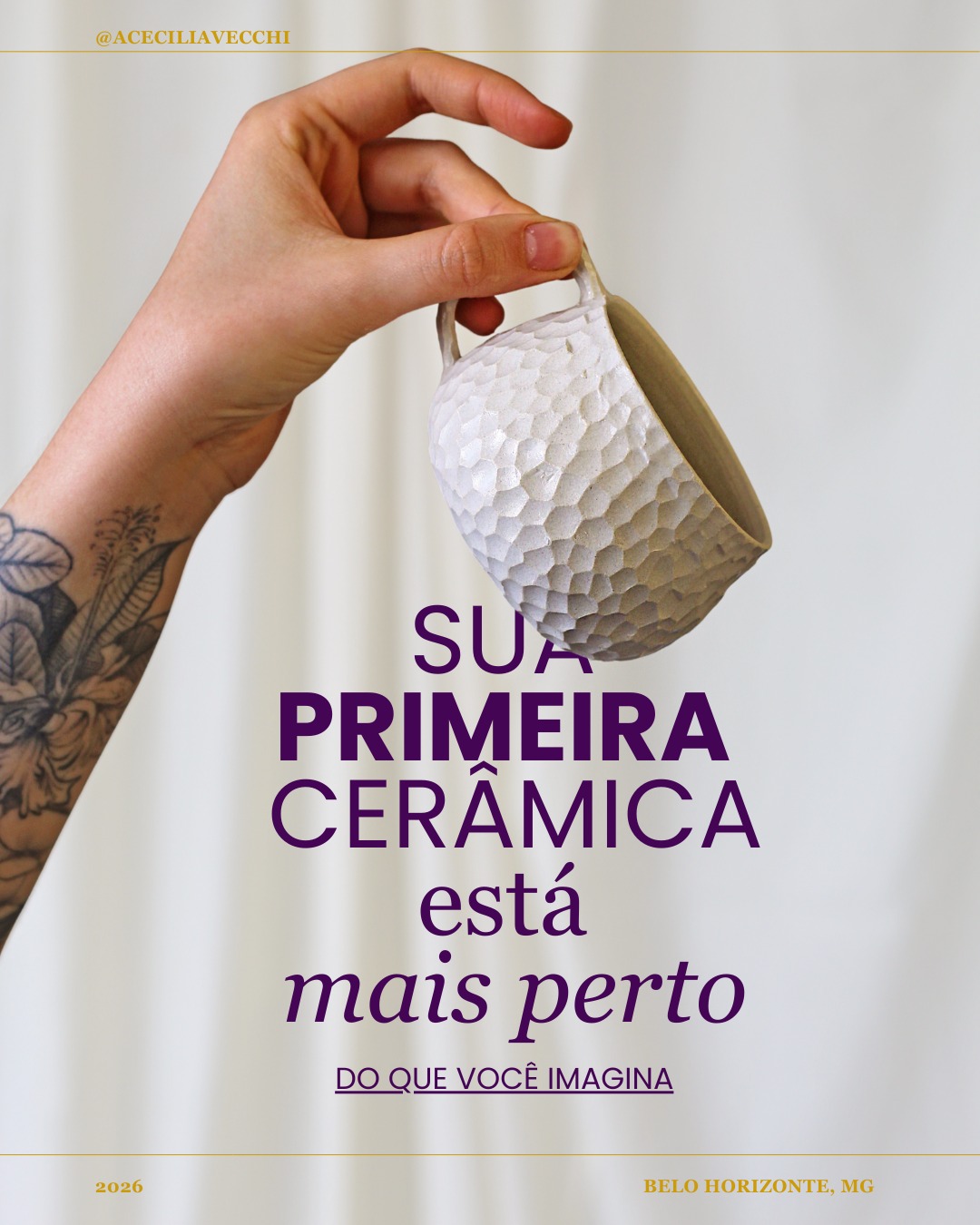 Muita gente adia a cerâmica
porque acha que começar
exige tempo, rotina fixa
ou uma grande decisão.
Mas nem todo começo
precisa ser definitivo.
Às vezes, tudo que a gente precisa
é experimentar.
As oficinas são esse primeiro passo:
um momento pra criar,
sentir o material,
e descobrir se faz sentido —
sem compromisso com o depois.
🌿
Se a cerâmica te chama,
mas você ainda não sabe como entrar,
talvez seja por aqui.
👉 Informações no link da bio / Saiba Mais