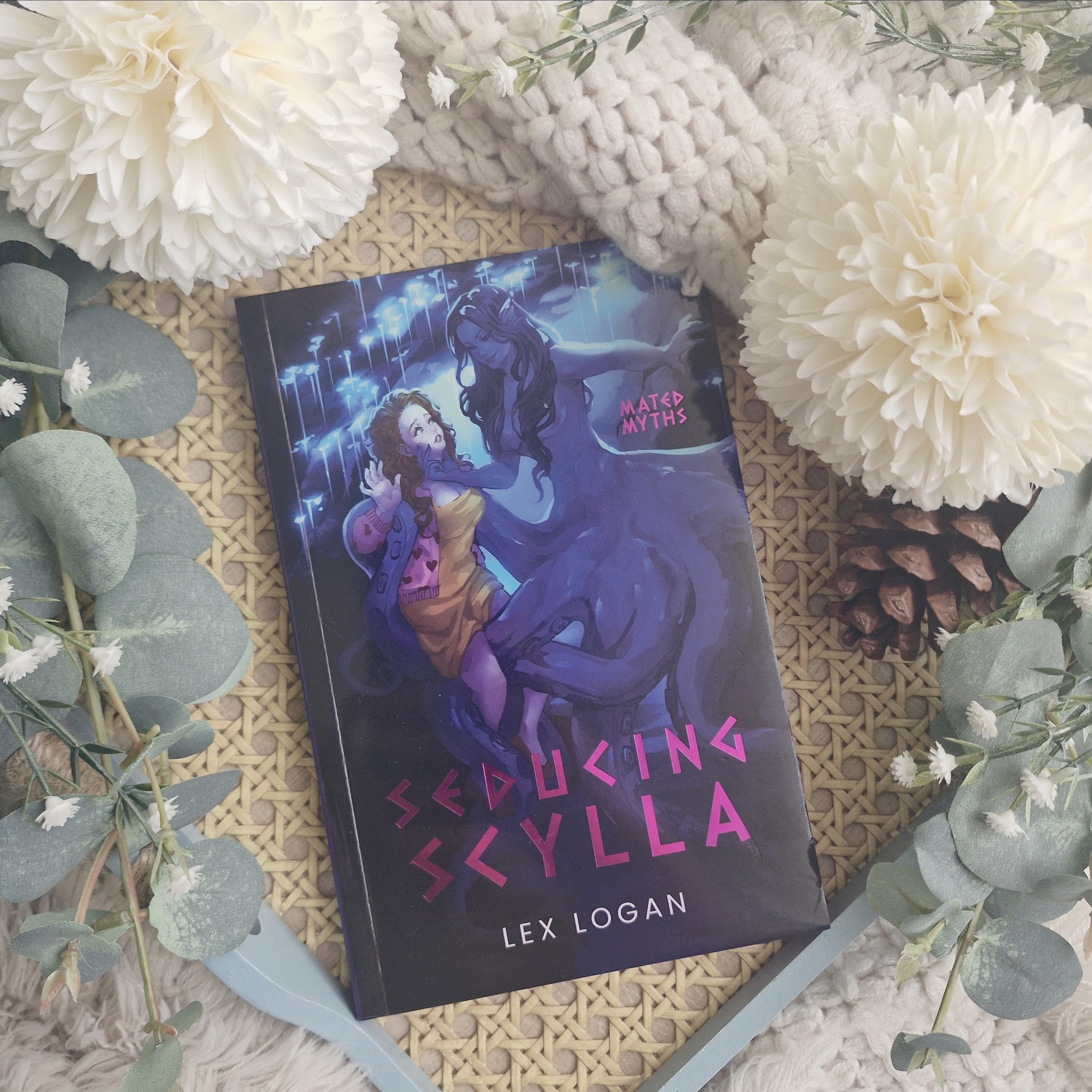Finally got my hands on the SE of Seducing Scylla by Lex Logan! She is so pretty 😍 I can't wait to dive into this one!
#bookstagram #instabook #bookish #bookworm #bookdragon #booksbooksbooks #booksofinstagram #readersofinstagram #read #reading #readingwritingdaydreaming