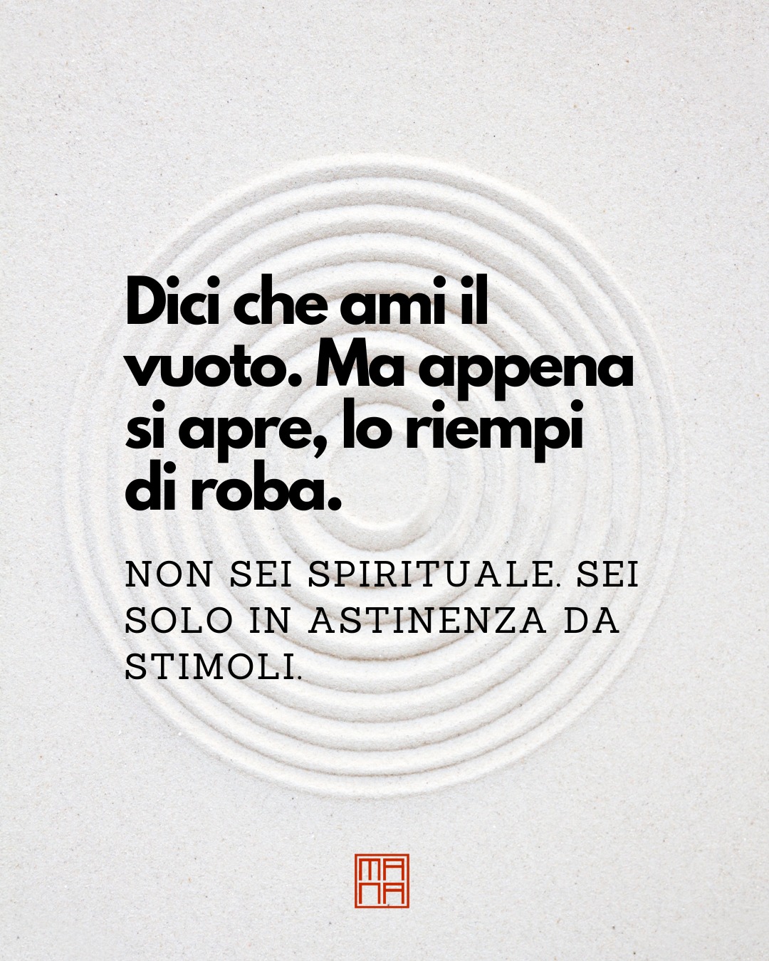 Ti commuove il vuoto.
Lo citi nei post.
Lo onori nei tuoi gesti.
Dici che è lì che “succede tutto”.
Poi arriva un silenzio.
E tu parli.
Un attimo di quiete.
E tu lo riempi di pensieri.
Un segno lascia spazio… e tu subito: un altro, un altro, un altro.
Non stai cercando il vuoto.
Stai solo tollerando di non avere ancora avuto un’idea brillante.
La verità è che il vuoto ti terrorizza.
Perché nel vuoto non c’è nulla che ti conferma.
Non c’è nessuno che ti applaude.
Non c’è te.
Solo spazio.
E se non sei abituatə a starci dentro…
ti sembra di morire.
Spoiler: è solo l’ego che perde campo.
#zenpainting #pitturazen #meditazione #sumi_ink #sumie
Tu sei ancora lì.
Finalmente in silenzio.