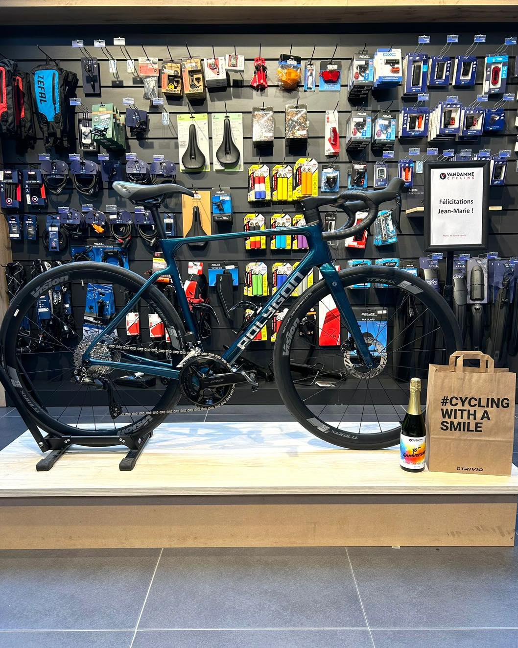 🔥 DERNIER JOUR DES SOLDES 🔥
Vous aussi, faites partie de ces heureux propriétaires 🤓 Réductions, bouteille de cava offerte, nouvelle collection : votre nouveau vélo vous attend en magasin 👋