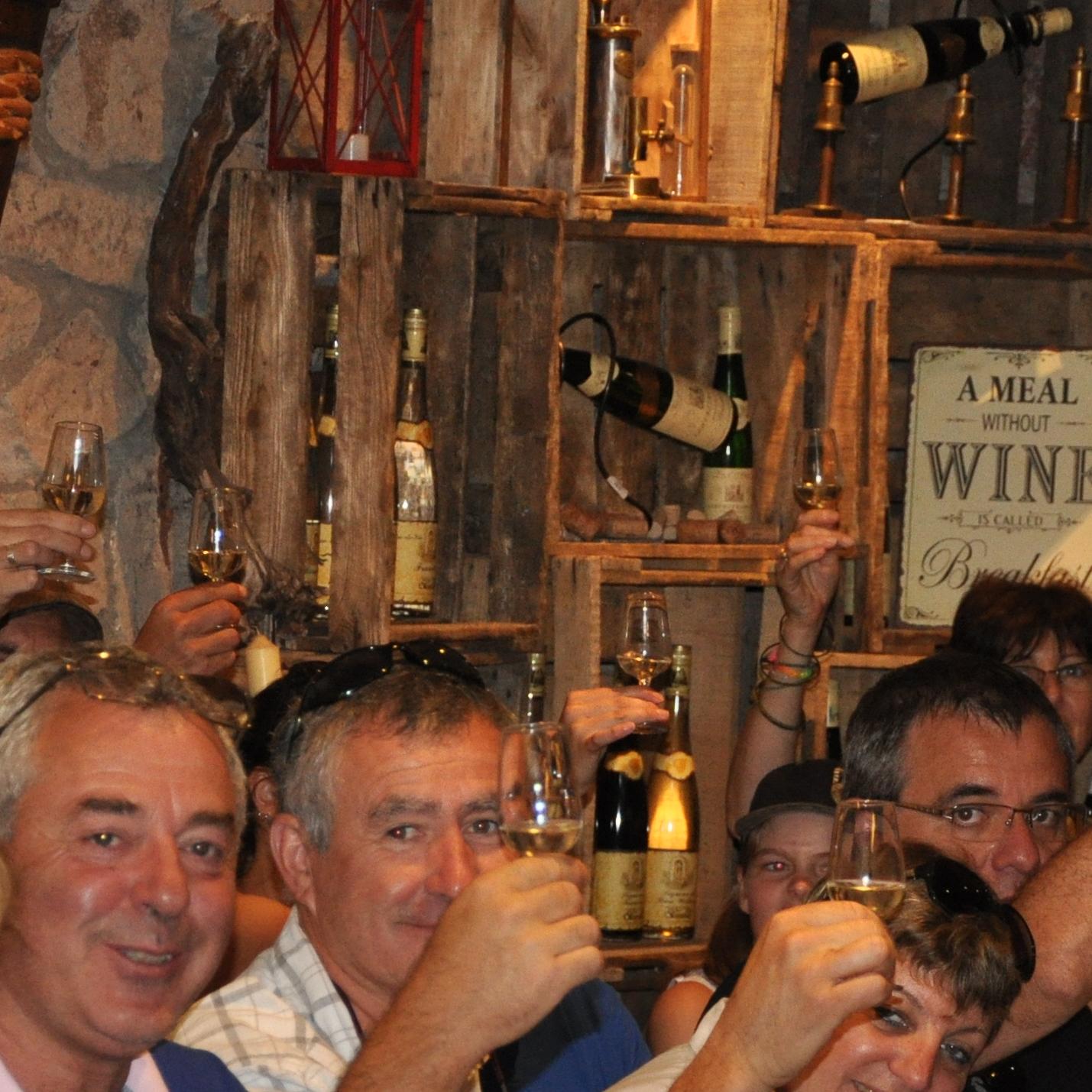 Venez partager un moment convivial autour d'une dégustation de nos vins ! 🍷✨ Découvrez la richesse de nos cépages et laissez-vous séduire par des saveurs authentiques. Une expérience unique vous attend, remplie de découvertes et de plaisir. À bientôt à la cave ! 🥂😊 #tasting #vinsalsace #partage #winetime