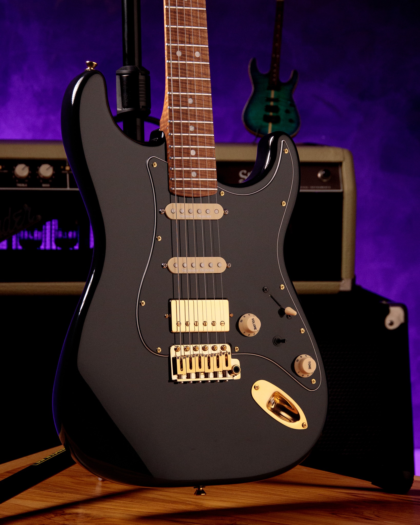 Uma Legend S com acabamento Black Piano e hardware dourado, criando um visual elegante, clássico e marcante.
A construção traz corpo e top em Freijó com chambers, pensados para conforto, leveza e equilíbrio do instrumento. O braço e a escala em Roasted Flamed Maple foram escolhidos pela estabilidade estrutural e confiabilidade ao longo do tempo.
Dentro do braço, instalamos duas barras de fibra de carbono, aumentando a resistência a mudanças de temperatura e ajudando a manter a regulagem estável por muito mais tempo.
Na escala, utilizamos trastes de inox Jescar, garantindo tocabilidade macia, precisa e consistente, mesmo após muitas horas de uso.
A sonoridade fica por conta da captação Seymour Duncan, com STK-S4 no braço, STK-S4 no meio e Custom Hybrid na ponte, entregando timbres definidos, equilibrados e versáteis, do clean ao drive com clareza e resposta.
Na parte elétrica, incluímos uma microchave de blend entre os captadores do braço e da ponte, ampliando ainda mais as possibilidades de timbre.
A afinação é garantida pela combinação da ponte Gotoh 510, nut Graph Tech e tarraxas Gotoh com trava, oferecendo precisão, estabilidade e confiabilidade.
⚡ Pronta entrega
📩 Entre em contato para saber mais
#guitarrabrasileira #guitarradeluthier #CarrozzaGuitars #seymourduncan #Gotoh