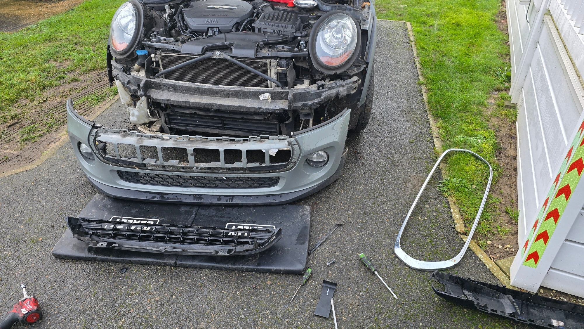 Something a little different, front bumper number plate surround replaced.... my thumbs hurt!!
#MiniCooper #ShouldaBeenSimple #NotFun #MobileMechanic #FemaleMechanic