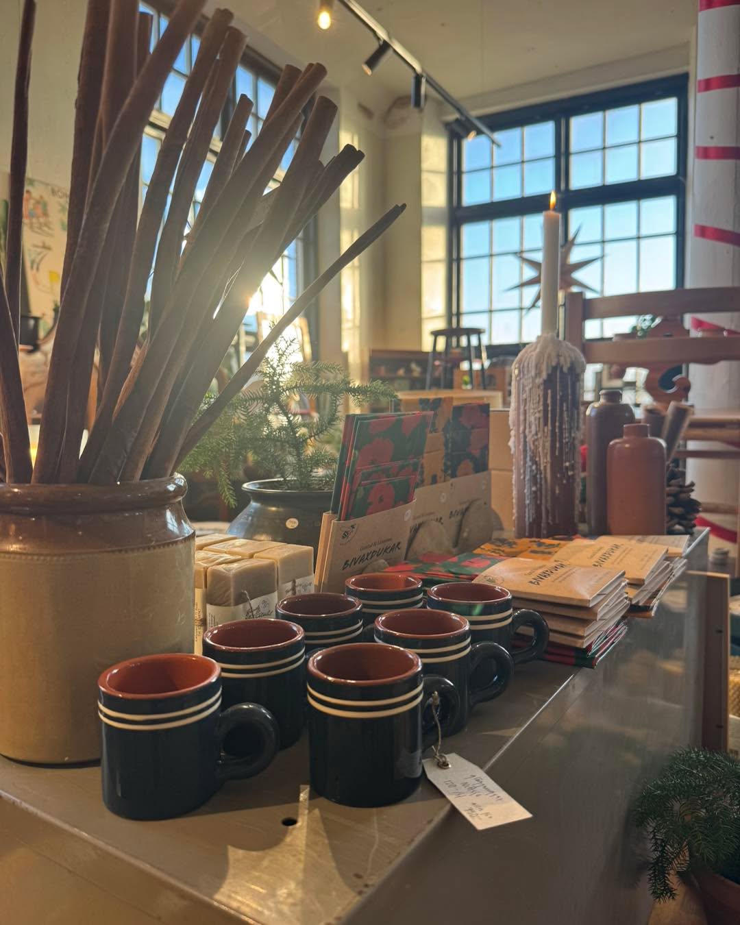 Helgen är här och Spinneriet är som vanligt fyllt av inspiration och kreativitet!
Strosa runt bland våra fina butiker, upptäck unika fynd och njut av miljön ☀️
#spinnerietilindome #göteborg #unikabutiker #smultronställe #utflyktstips