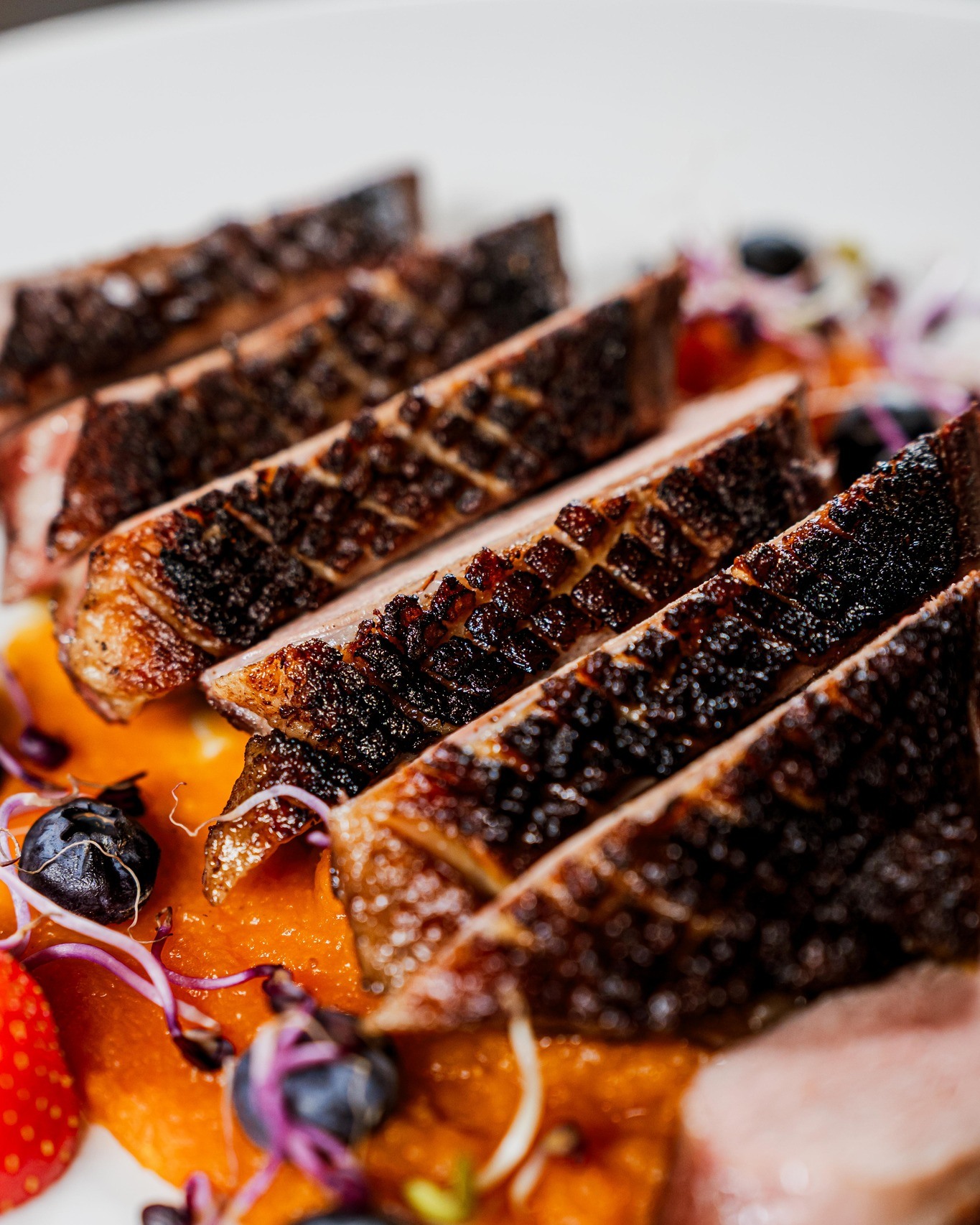 Ropogósra sült kacsabőr, omlós szuvidált kacsamell, selymes sütőtökkrém és friss, savanykás erdei gyümölcs mártás – egy tányér, ami tökéletesen hozza a téli ízek harmóniáját. 😍🍗 Egy fogás, ami egyszerre elegáns, melengető és emlékezetes – ideális választás egy nyugodt ebédhez vagy egy különleges vacsorához. 🙏
📍 1053 Budapest, Vámház Krt 6.
🕒 Hétfő–Vasárnap: 12:00-23:00
☎️ +36 (1) 411 1750
📧 info@steak.hu
👉 https://www.steak.hu/
#pampasbudapest #steakhouse