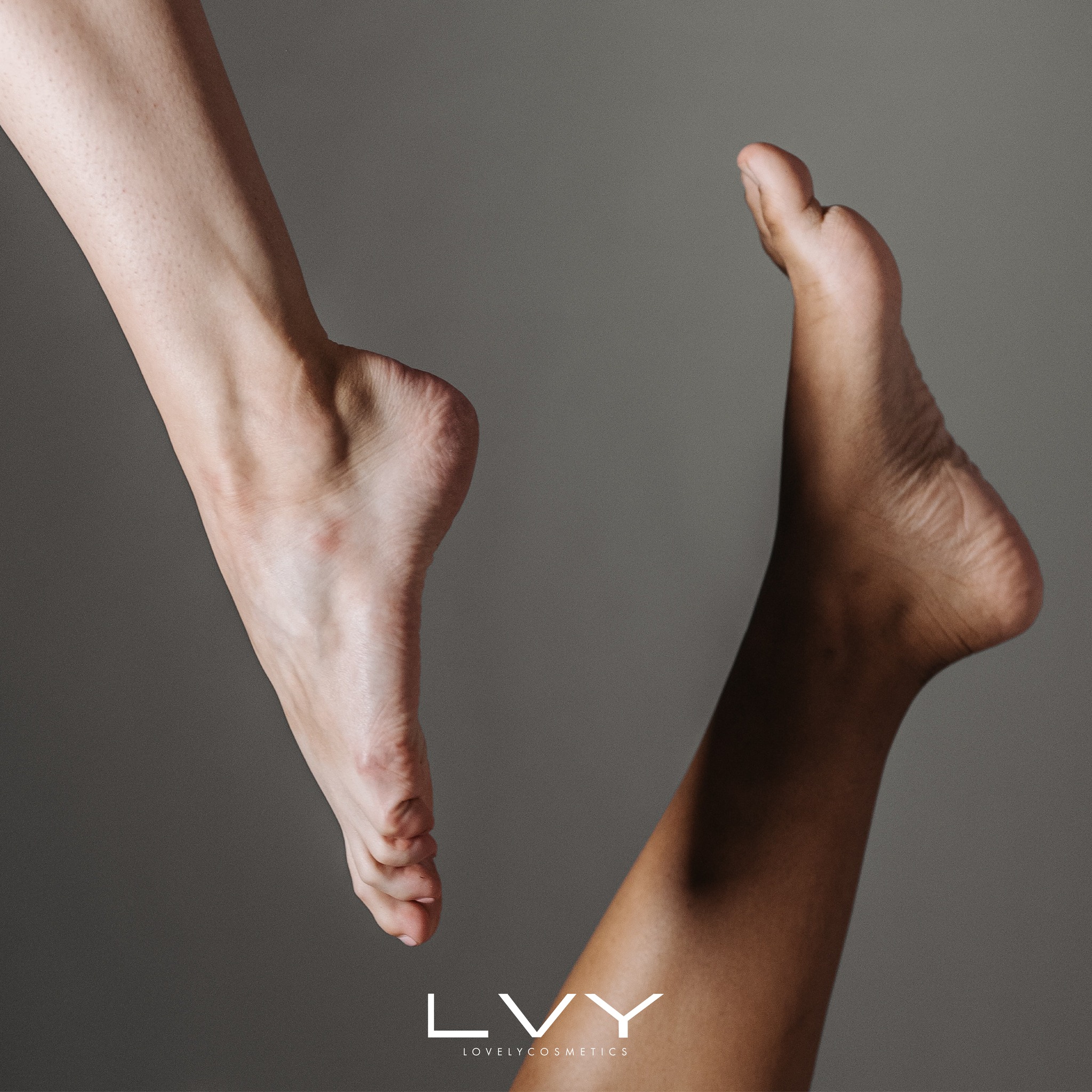 Domowa pielęgnacja stóp, a efekt jak po kuracji w profesjonalnym gabinecie.
CINDERELLA - intensywna kuracja do dłoni i stóp, szczególnie do suchej, łuszczącej
się i wrażliwej skóry również w przypadku zrogowaceń i pęknięć.
Zmiękcza skórę, wygładza zrogowacenia, zapobiega im i ma działanie łagodzące w przypadku skóry suchej i uszkodzonej. Stosowana regularnie sprzyja normalizacji fizjologicznej flory bakteryjnej z natychmiastowym efektem odświeżającym i dezodorującym. Wzmacnia i chroni paznokcie poprawiając ich wygląd. Zawiera składniki przeciwgrzybicze.
FEET - intensywny krem do stóp.
To prawdziwy codzienny zabieg, aby stopy były miękkie i pachnące. Zapobiega wysuszeniu i pękaniu. Zawiera olejek jojoba, o działaniu zmiękczającym i ochronnym, substancje aktywne o działaniu oczyszczającym i odświeżającym, dezodoranty, połaczone z Fruktooligosacharydami (FOS) o działaniu prebiotycznym. Zawiera: olej jojoba, glicerynę roślinną, FOS, ekstrakt propolisu, skrobię ryżową, olejki eteryczne z tymianku, drzewa herbacianego, mięty i słodkiej pomarańczy, mentolu, lizyny i rycynoleinianu cynku.