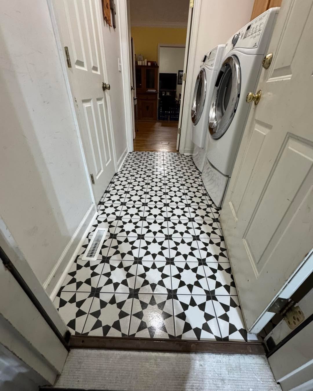 💠Fresh tile underfoot in the laundry and half bath—clean, durable, and sharp-looking. This black-and-white geometric pattern adds just the right pop to a hardworking space. Whether it’s daily chores or quick cleanups, a well-installed tile floor makes it all feel a little more polished.
If your floors are due for an upgrade, Taskline’s got you covered.
#TasklineHomeServices #TileInstallation #LaundryRoomUpgrade #FayettevilleNC #HopeMillsNC #HandymanWork #HomeImprovement #