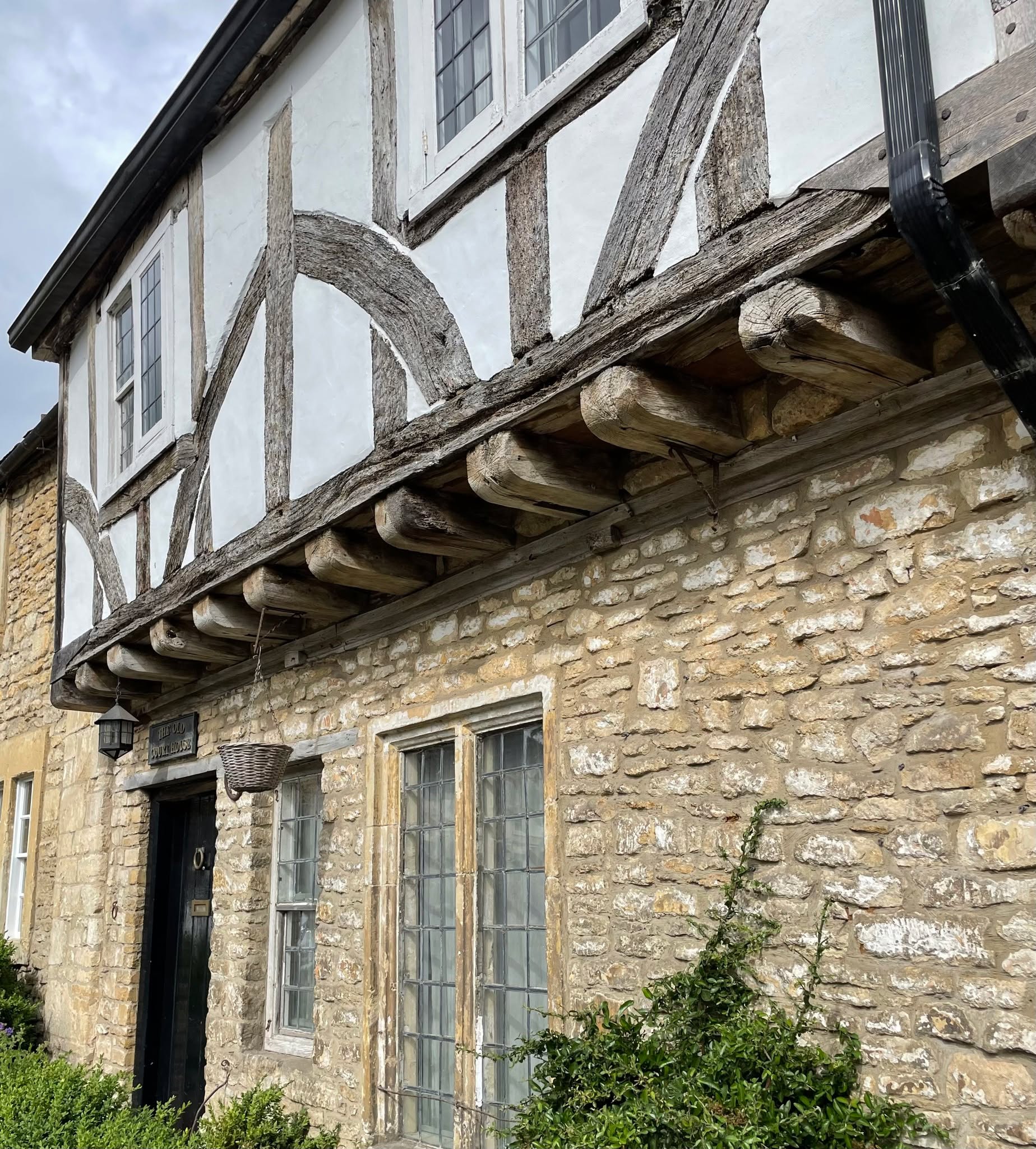 Many Cotswolds buildings blend stone and wood. This harmonious blend can be found in the famously beautiful village of #castlecombe.
#offbeatcotswolds #bluebadgeguide #bluebadgeguides
#britainsbestguides #Cotswolds #thecotswolds
#inthecotswolds #cotswoldcountry #Cotswolds_Culture #lovethecotswolds
#discoverthecotswolds #visitthecotswolds #discovercotswolds #cotswoldslife #cotswoldlife
#your_cotswolds
#cotswoldvillage #visitengland #englishvillage
#englishcountryside
#explore_britain_ #traveling_uk
#photosofengland #instabritain #europetravel