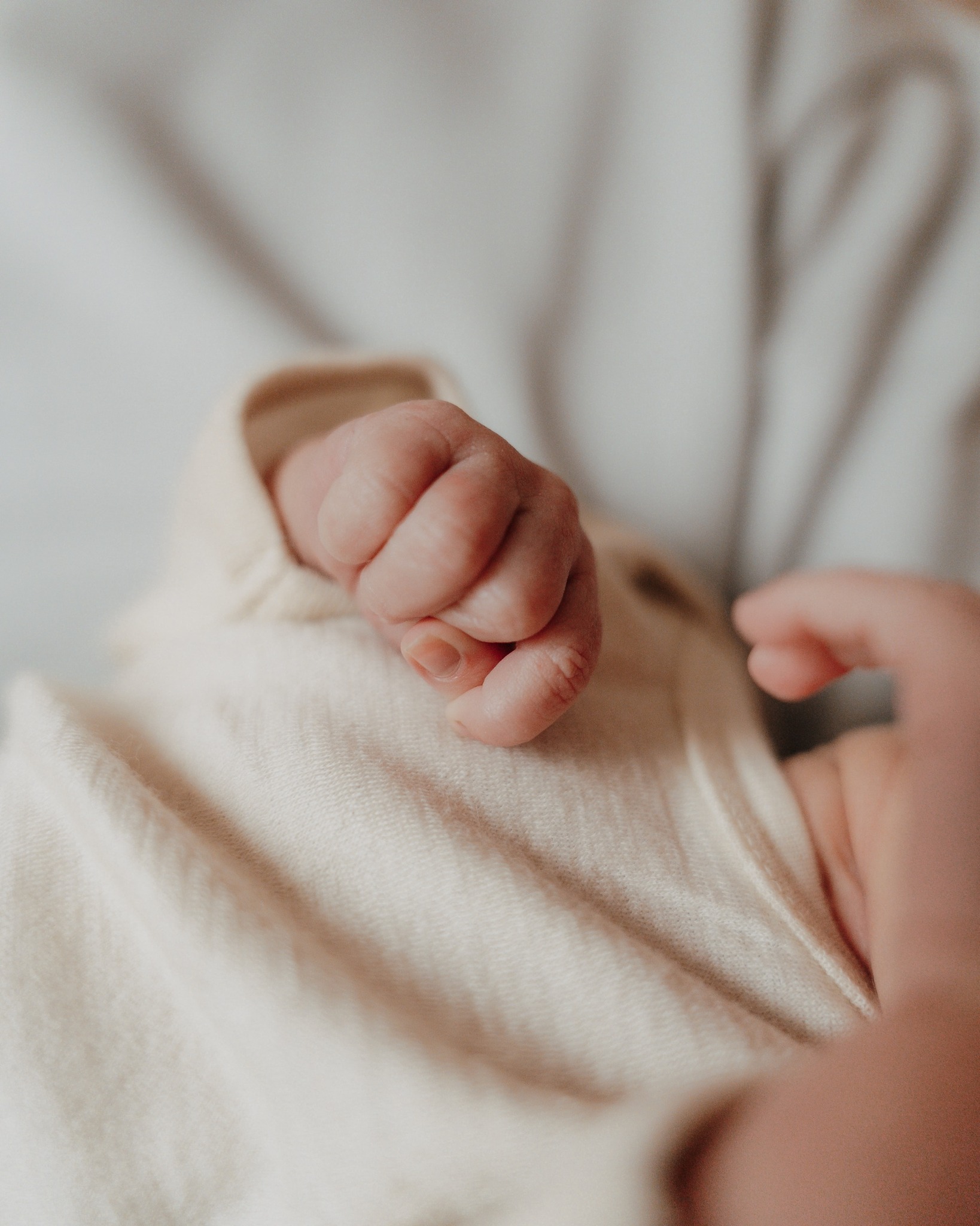 Liebe Familien, die ich 2025 begleiten durfte ✨
Ihr habt mir so viele unvergessliche Momente anvertraut – und genau diese Erinnerungen verdienen es, sichtbar und greifbar zu bleiben. 💛
Nur für euch: 5% Rabatt auf alle meine hochwertigen Fotoprodukte – z. B. Mini-Leporello, Triplex, Lite Album und hochwertige Abzüge für Wandbilder.
Ich begleite euch dabei persönlich:
• Reaktivierung eurer Galerie
• Hilfe bei der Auswahl eurer Lieblingsbilder
• Individuelles Design für eure Fotoprodukte
• Hochwertige, nachhaltige Produktion
• Schöne Verpackung & persönliche Übergabe
Verpasst nicht die Chance, eure liebsten Familienmomente für immer festzuhalten. ⏰ Die Aktion endet am 28.02.
Weil eure Geschichte es wert ist.
Alles Infos findet ihr auf meiner Webseite www.vom-licht-gekuesst.de
Familienshooting
Newbornshooting
Kleine Hände & Füße
Kuschelmomente
Geschwisterliebe
#vomlichtgeküsst #familienerinnerungen #fotoprodukte #familienfotografie #badsegeberg #newbornphoto #detailverliebt #fotoshooting