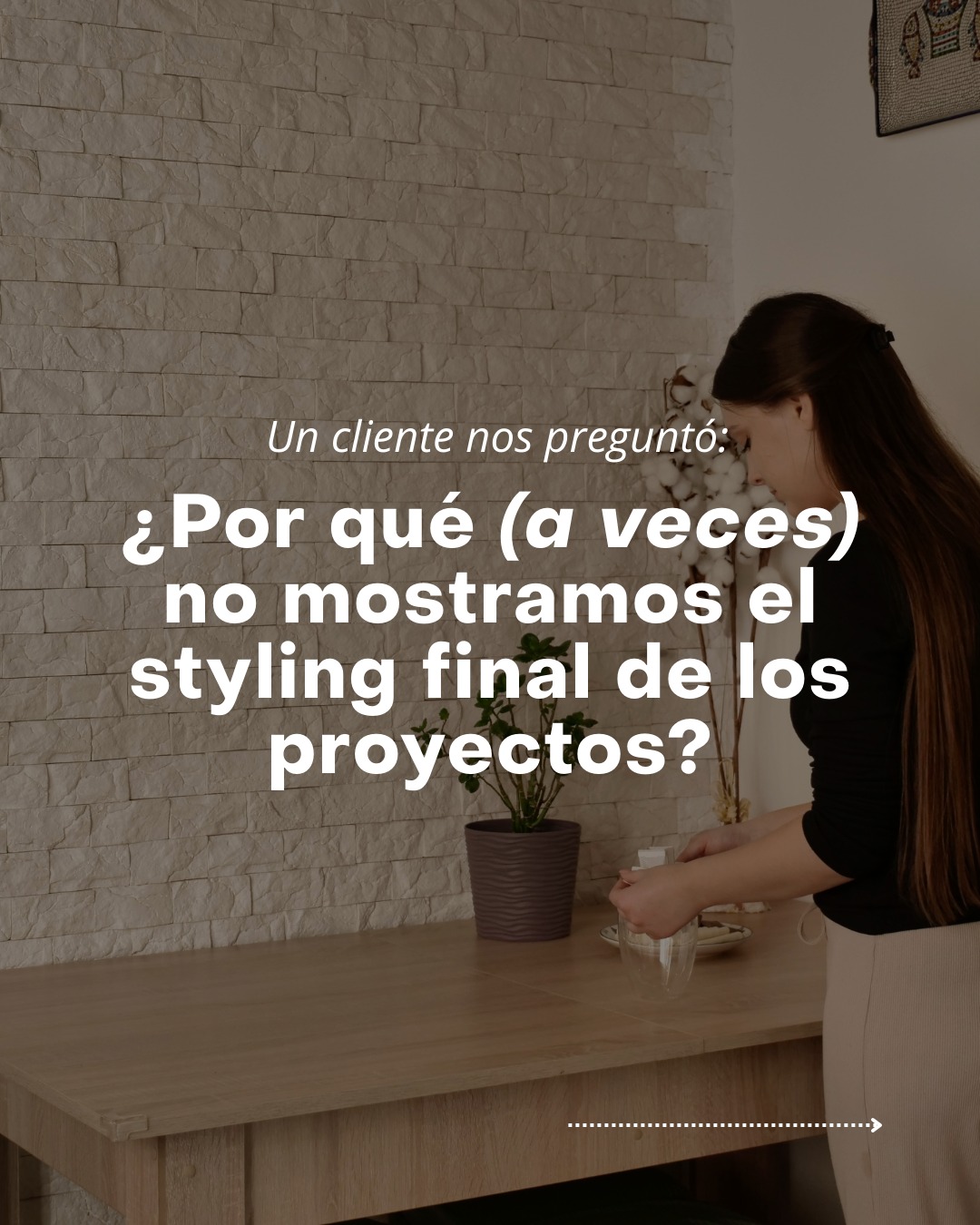 Un cliente nos preguntó:
¿por qué no siempre mostramos el styling final de todos nuestros proyectos?
La respuesta tiene que ver con lo que consideramos realmente importante al transformar una casa.
Para nosotros, ningún objeto decorativo compensa una mala instalación sanitaria o eléctrica.
Ningún styling funciona si el espacio no tiene buena circulación, ventilación adecuada o una distribución mal resuelta.
Por eso nuestro foco está en el proceso técnico que sostiene todo lo demás:
actualizar instalaciones para que la casa funcione correctamente,
evaluar estructuras junto a ingenieros especializados para garantizar seguridad,
plantear ampliaciones y aprovechar aires cuando el proyecto lo permite,
renovar pisos, paredes, ventanas y puertas para lograr confort real,
y tomar decisiones espaciales que mejoran el hábitat y la forma de vivir cada espacio.
El styling y el staging final forman parte del proceso, pero no son el punto de partida ni lo más importante.
Lo esencial es entregar una casa cómoda, funcional, ventilada y pensada en la dinámica de vida de quienes la habitan.
Si tienes un proyecto que requiere un proceso técnico, riguroso y estratégicamente pensado, escríbenos.
Transformar bien un espacio empieza mucho antes del último detalle.