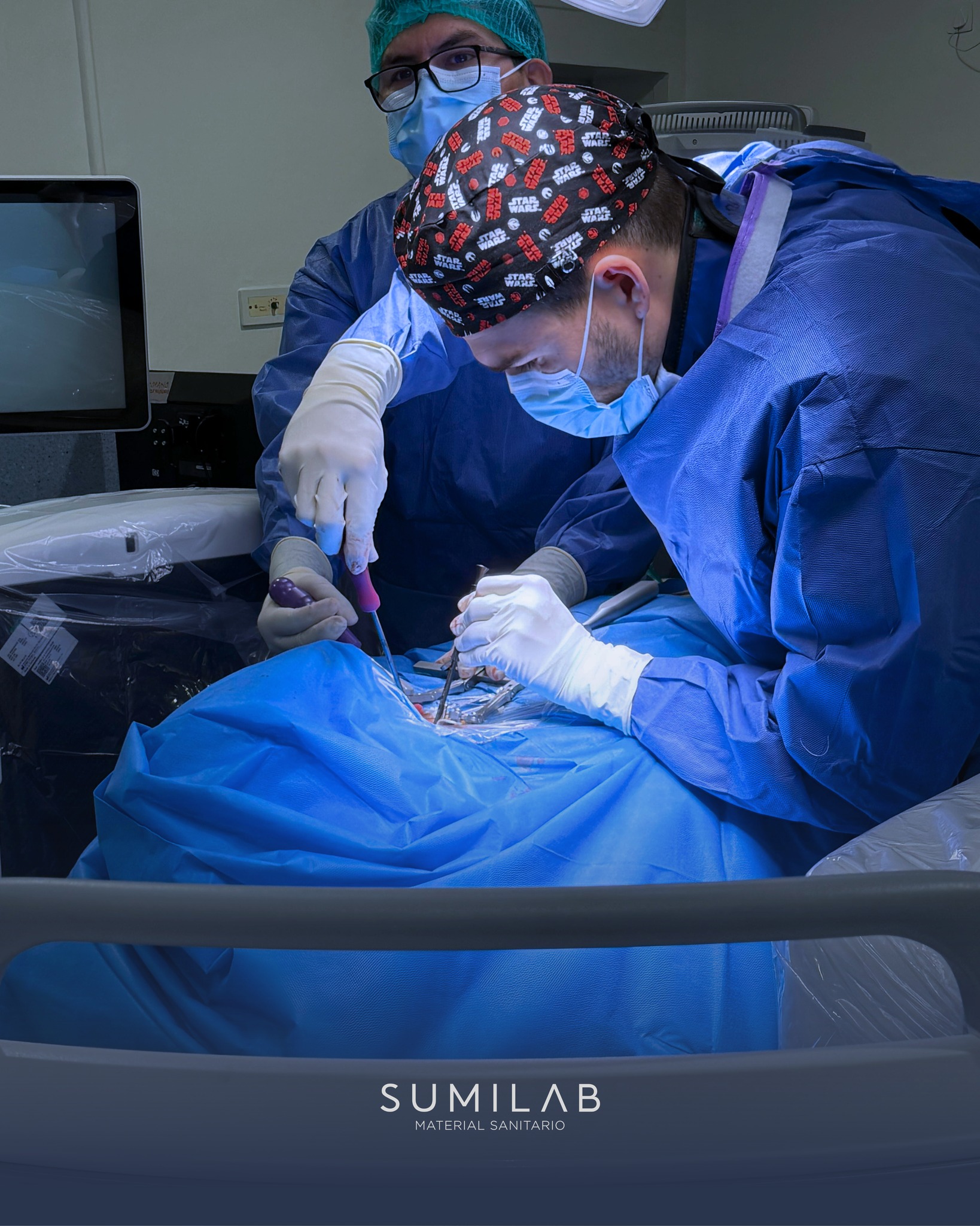Otro día en quirófano acompañando una cirugía cervical anterior (ACDF) junto al Dr. Kevin Cano y el Dr. Bernardino Choque, utilizando la caja cervical Interlock® de @nuvasiveinc
En este tipo de intervenciones, la prioridad es restaurar la altura discal, aportar estabilidad y facilitar una fusión segura. El sistema Interlock® integra fijación en la propia caja, ayudando a optimizar el procedimiento y a ganar control durante la colocación del implante.
En Sumilab, seguimos al lado de los profesionales en quirófano, aportando tecnología y soporte en procedimientos de columna cervical.